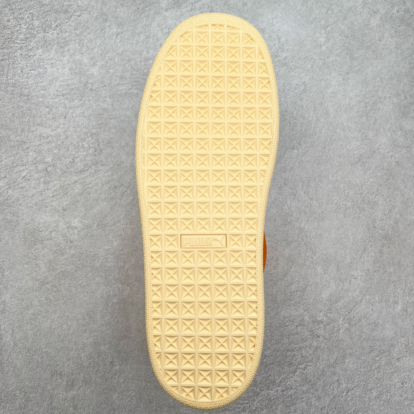 图片[9]-＃奥莱订单福利 PUMA SUEDE XL 彪马新款面包鞋男女同款复古休闲板鞋 赠送一双鞋带 鞋身通体采用细腻的麂皮材质 厚实柔软 质感出众 鞋侧保留PUMA标志性跑道图案 侧面与后跟点缀金属色PUMA LOGO 兼具辨识度与细节感 加厚鞋垫、饱满鞋舌 搭配加宽扁形鞋带 使得穿着感更加贴合与舒适 值得一提的是 本季SUEDE XL鞋款以黑色、红色及蓝色最为瞩目 经典黑的配色 在低调之余可轻松驾驭任何潮流风格造型 而高饱和度的配色 则是当之无愧的早春出街利器。货号： 395205 尺码：36 36.5 37 38 38.5 39 40 40.5 41 42 42.5 43 44 44.5 45-选品中心