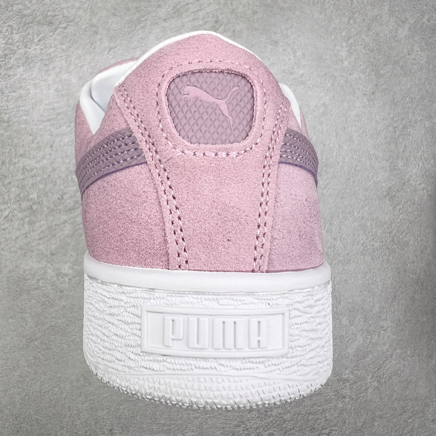 图片[8]-＃奥莱订单福利 PUMA SUEDE XL 彪马新款面包鞋男女同款复古休闲板鞋 赠送一双鞋带 鞋身通体采用细腻的麂皮材质 厚实柔软 质感出众 鞋侧保留PUMA标志性跑道图案 侧面与后跟点缀金属色PUMA LOGO 兼具辨识度与细节感 加厚鞋垫、饱满鞋舌 搭配加宽扁形鞋带 使得穿着感更加贴合与舒适 值得一提的是 本季SUEDE XL鞋款以黑色、红色及蓝色最为瞩目 经典黑的配色 在低调之余可轻松驾驭任何潮流风格造型 而高饱和度的配色 则是当之无愧的早春出街利器。货号： 395205 尺码：36 36.5 37 38 38.5 39 40 40.5 41 42 42.5 43 44 44.5 45-选品中心