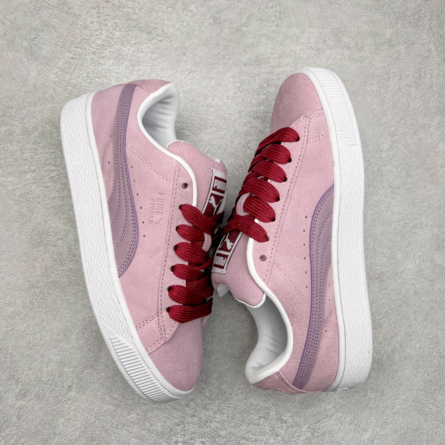 图片[3]-＃奥莱订单福利 PUMA SUEDE XL 彪马新款面包鞋男女同款复古休闲板鞋 赠送一双鞋带 鞋身通体采用细腻的麂皮材质 厚实柔软 质感出众 鞋侧保留PUMA标志性跑道图案 侧面与后跟点缀金属色PUMA LOGO 兼具辨识度与细节感 加厚鞋垫、饱满鞋舌 搭配加宽扁形鞋带 使得穿着感更加贴合与舒适 值得一提的是 本季SUEDE XL鞋款以黑色、红色及蓝色最为瞩目 经典黑的配色 在低调之余可轻松驾驭任何潮流风格造型 而高饱和度的配色 则是当之无愧的早春出街利器。货号： 395205 尺码：36 36.5 37 38 38.5 39 40 40.5 41 42 42.5 43 44 44.5 45-选品中心