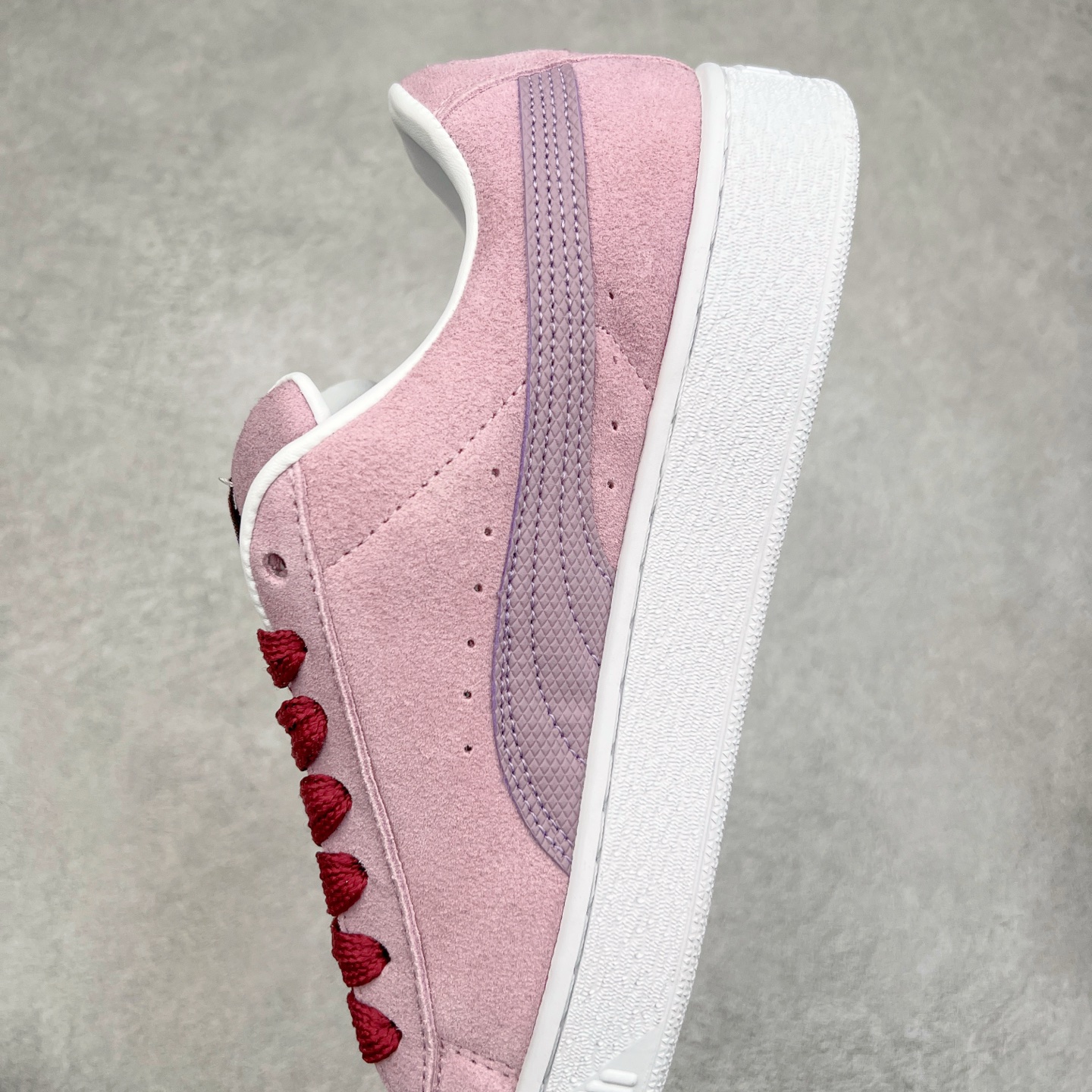 图片[7]-＃奥莱订单福利 PUMA SUEDE XL 彪马新款面包鞋男女同款复古休闲板鞋 赠送一双鞋带 鞋身通体采用细腻的麂皮材质 厚实柔软 质感出众 鞋侧保留PUMA标志性跑道图案 侧面与后跟点缀金属色PUMA LOGO 兼具辨识度与细节感 加厚鞋垫、饱满鞋舌 搭配加宽扁形鞋带 使得穿着感更加贴合与舒适 值得一提的是 本季SUEDE XL鞋款以黑色、红色及蓝色最为瞩目 经典黑的配色 在低调之余可轻松驾驭任何潮流风格造型 而高饱和度的配色 则是当之无愧的早春出街利器。货号： 395205 尺码：36 36.5 37 38 38.5 39 40 40.5 41 42 42.5 43 44 44.5 45-选品中心