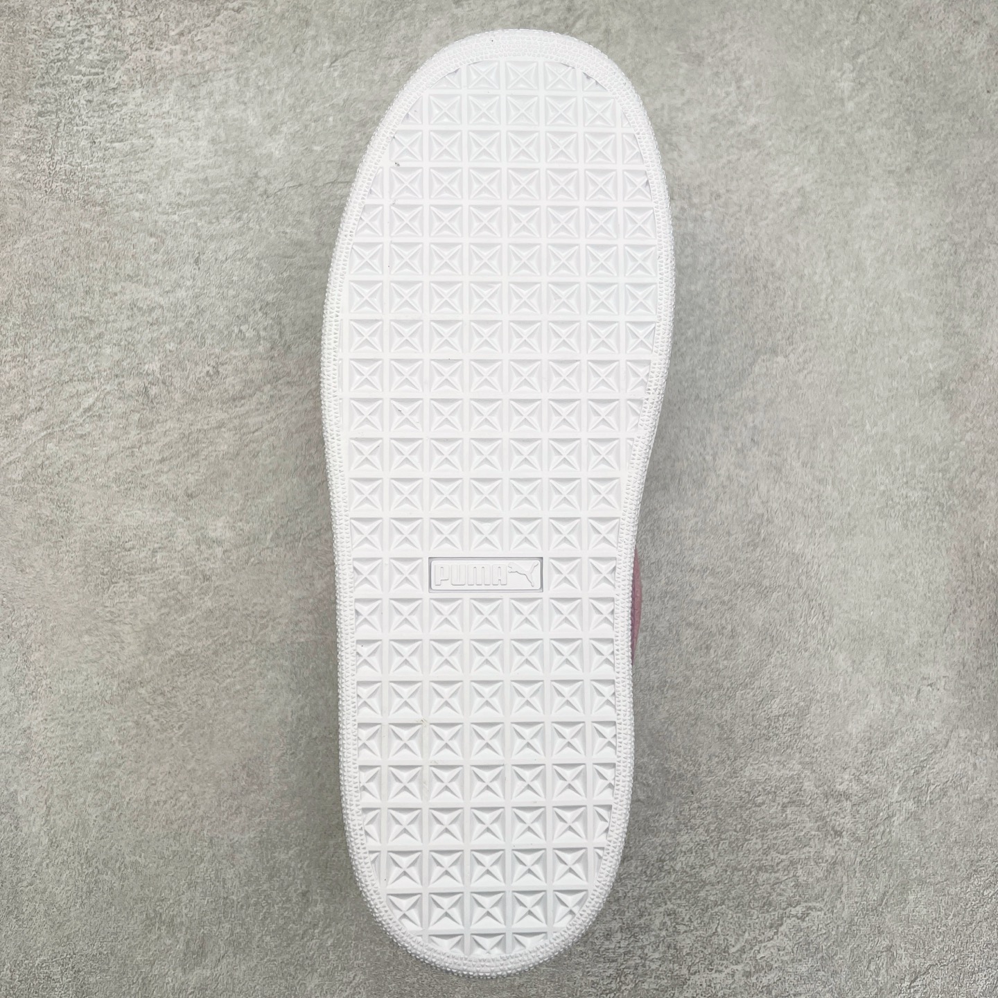 图片[9]-＃奥莱订单福利 PUMA SUEDE XL 彪马新款面包鞋男女同款复古休闲板鞋 赠送一双鞋带 鞋身通体采用细腻的麂皮材质 厚实柔软 质感出众 鞋侧保留PUMA标志性跑道图案 侧面与后跟点缀金属色PUMA LOGO 兼具辨识度与细节感 加厚鞋垫、饱满鞋舌 搭配加宽扁形鞋带 使得穿着感更加贴合与舒适 值得一提的是 本季SUEDE XL鞋款以黑色、红色及蓝色最为瞩目 经典黑的配色 在低调之余可轻松驾驭任何潮流风格造型 而高饱和度的配色 则是当之无愧的早春出街利器。货号： 395205 尺码：36 36.5 37 38 38.5 39 40 40.5 41 42 42.5 43 44 44.5 45-选品中心