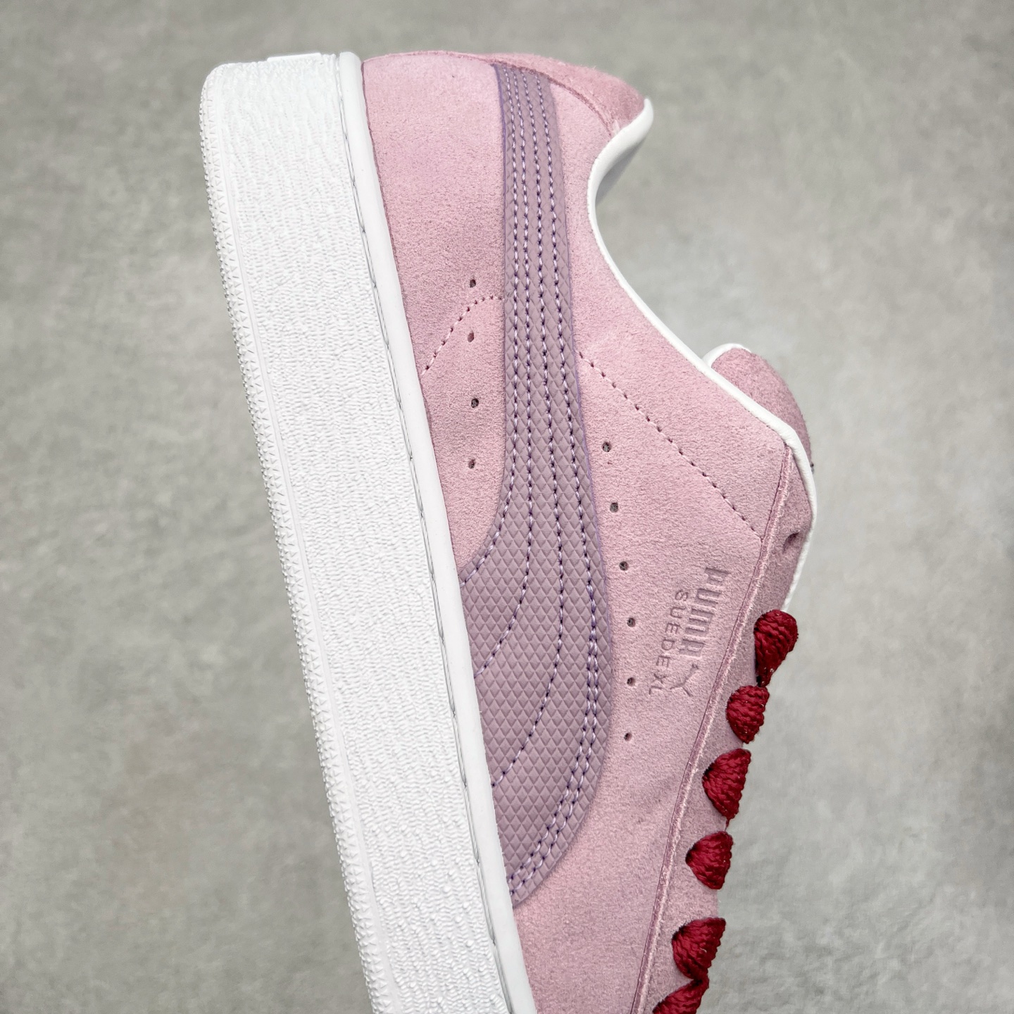 图片[6]-＃奥莱订单福利 PUMA SUEDE XL 彪马新款面包鞋男女同款复古休闲板鞋 赠送一双鞋带 鞋身通体采用细腻的麂皮材质 厚实柔软 质感出众 鞋侧保留PUMA标志性跑道图案 侧面与后跟点缀金属色PUMA LOGO 兼具辨识度与细节感 加厚鞋垫、饱满鞋舌 搭配加宽扁形鞋带 使得穿着感更加贴合与舒适 值得一提的是 本季SUEDE XL鞋款以黑色、红色及蓝色最为瞩目 经典黑的配色 在低调之余可轻松驾驭任何潮流风格造型 而高饱和度的配色 则是当之无愧的早春出街利器。货号： 395205 尺码：36 36.5 37 38 38.5 39 40 40.5 41 42 42.5 43 44 44.5 45-选品中心