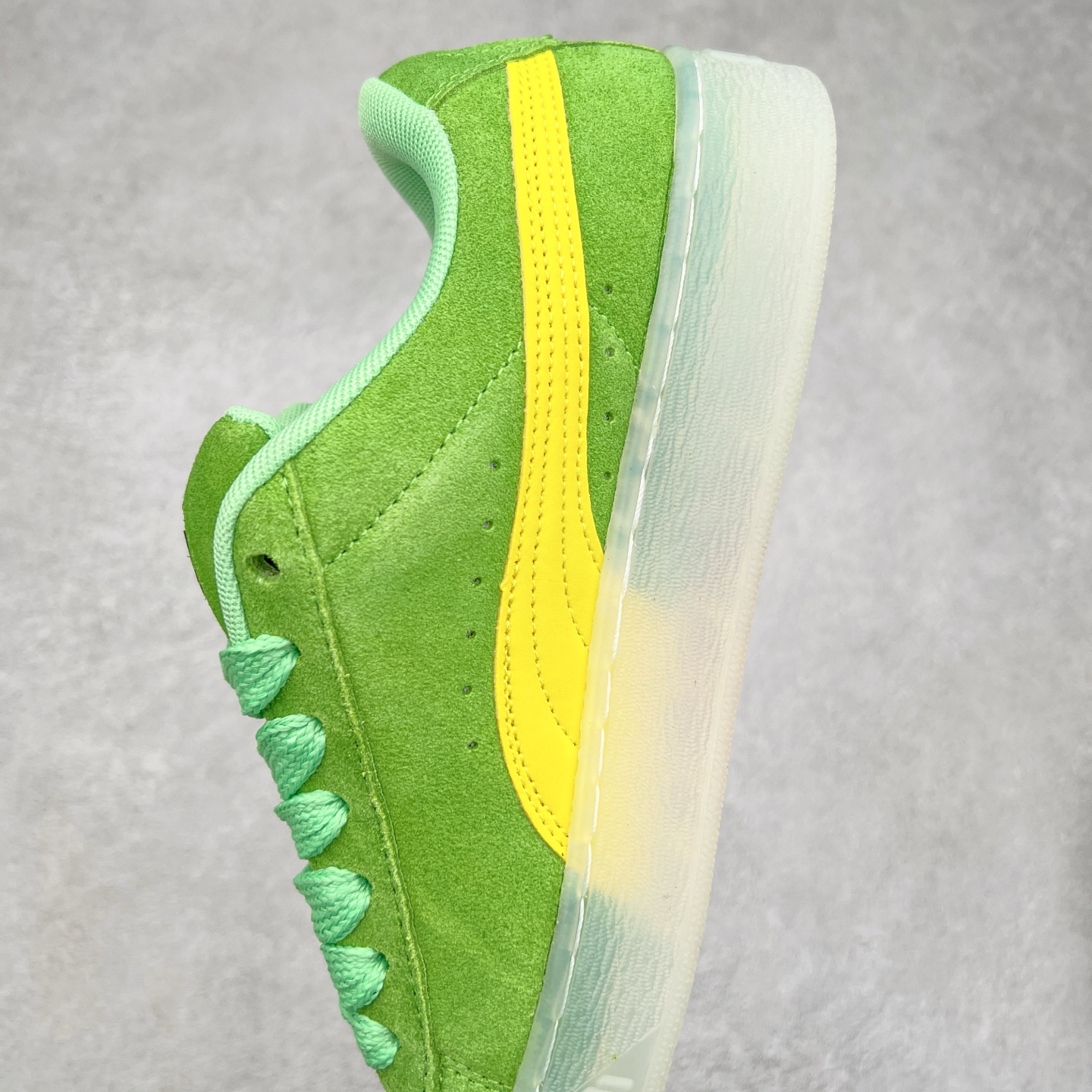 图片[7]-＃奥莱订单福利 PUMA SUEDE XL 彪马新款面包鞋男女同款复古休闲板鞋 赠送一双鞋带 鞋身通体采用细腻的麂皮材质 厚实柔软 质感出众 鞋侧保留PUMA标志性跑道图案 侧面与后跟点缀金属色PUMA LOGO 兼具辨识度与细节感 加厚鞋垫、饱满鞋舌 搭配加宽扁形鞋带 使得穿着感更加贴合与舒适 值得一提的是 本季SUEDE XL鞋款以黑色、红色及蓝色最为瞩目 经典黑的配色 在低调之余可轻松驾驭任何潮流风格造型 而高饱和度的配色 则是当之无愧的早春出街利器。货号： 395205 尺码：36 36.5 37 38 38.5 39 40 40.5 41 42 42.5 43 44 44.5 45-选品中心