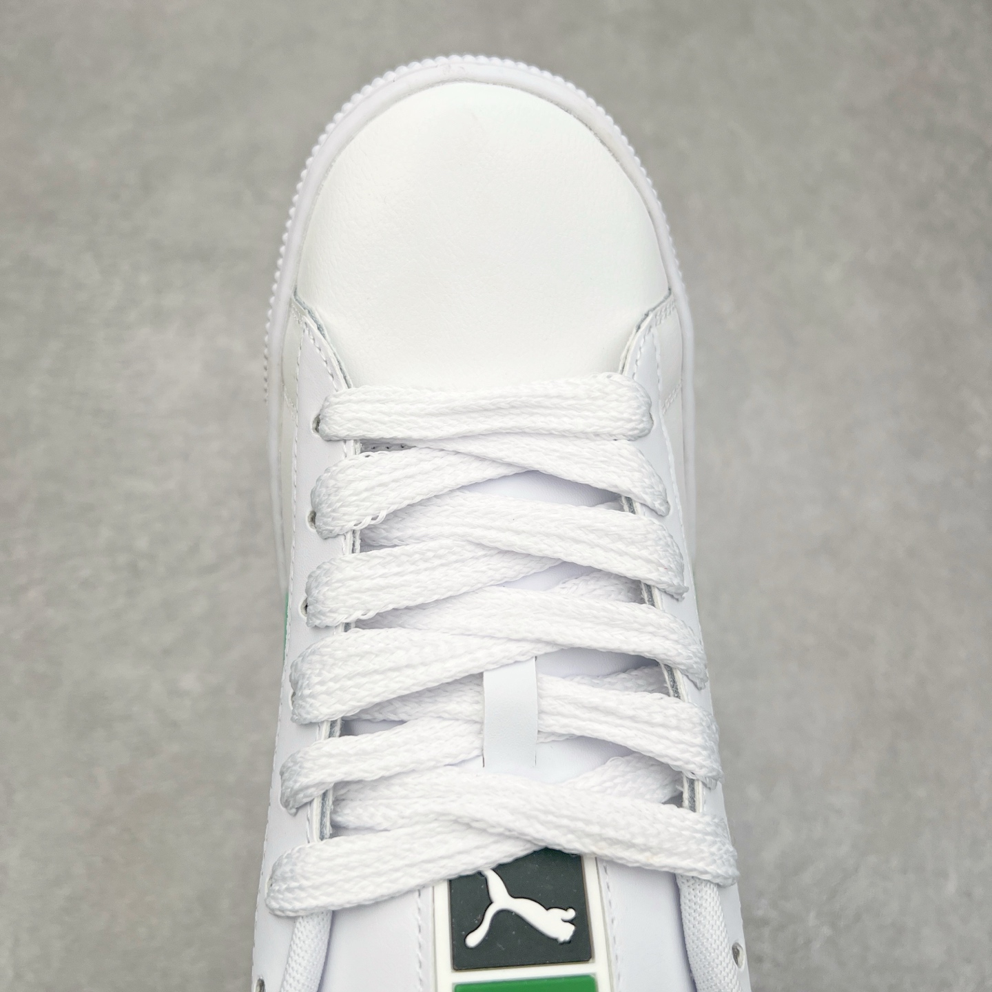 图片[4]-＃奥莱订单福利 PUMA SUEDE XL 彪马新款面包鞋男女同款复古休闲板鞋 赠送一双鞋带 鞋身通体采用细腻的麂皮材质 厚实柔软 质感出众 鞋侧保留PUMA标志性跑道图案 侧面与后跟点缀金属色PUMA LOGO 兼具辨识度与细节感 加厚鞋垫、饱满鞋舌 搭配加宽扁形鞋带 使得穿着感更加贴合与舒适 值得一提的是 本季SUEDE XL鞋款以黑色、红色及蓝色最为瞩目 经典黑的配色 在低调之余可轻松驾驭任何潮流风格造型 而高饱和度的配色 则是当之无愧的早春出街利器。货号： 395205 尺码：36 36.5 37 38 38.5 39 40 40.5 41 42 42.5 43 44 44.5 45-选品中心