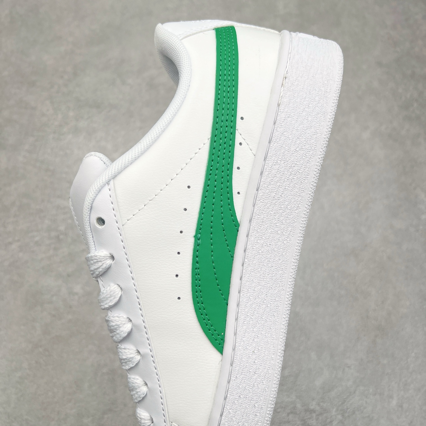 图片[7]-＃奥莱订单福利 PUMA SUEDE XL 彪马新款面包鞋男女同款复古休闲板鞋 赠送一双鞋带 鞋身通体采用细腻的麂皮材质 厚实柔软 质感出众 鞋侧保留PUMA标志性跑道图案 侧面与后跟点缀金属色PUMA LOGO 兼具辨识度与细节感 加厚鞋垫、饱满鞋舌 搭配加宽扁形鞋带 使得穿着感更加贴合与舒适 值得一提的是 本季SUEDE XL鞋款以黑色、红色及蓝色最为瞩目 经典黑的配色 在低调之余可轻松驾驭任何潮流风格造型 而高饱和度的配色 则是当之无愧的早春出街利器。货号： 395205 尺码：36 36.5 37 38 38.5 39 40 40.5 41 42 42.5 43 44 44.5 45-选品中心