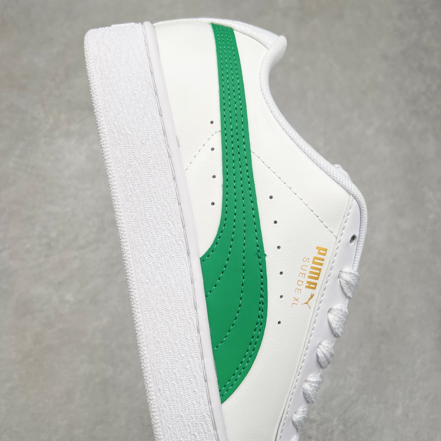 图片[6]-＃奥莱订单福利 PUMA SUEDE XL 彪马新款面包鞋男女同款复古休闲板鞋 赠送一双鞋带 鞋身通体采用细腻的麂皮材质 厚实柔软 质感出众 鞋侧保留PUMA标志性跑道图案 侧面与后跟点缀金属色PUMA LOGO 兼具辨识度与细节感 加厚鞋垫、饱满鞋舌 搭配加宽扁形鞋带 使得穿着感更加贴合与舒适 值得一提的是 本季SUEDE XL鞋款以黑色、红色及蓝色最为瞩目 经典黑的配色 在低调之余可轻松驾驭任何潮流风格造型 而高饱和度的配色 则是当之无愧的早春出街利器。货号： 395205 尺码：36 36.5 37 38 38.5 39 40 40.5 41 42 42.5 43 44 44.5 45-选品中心