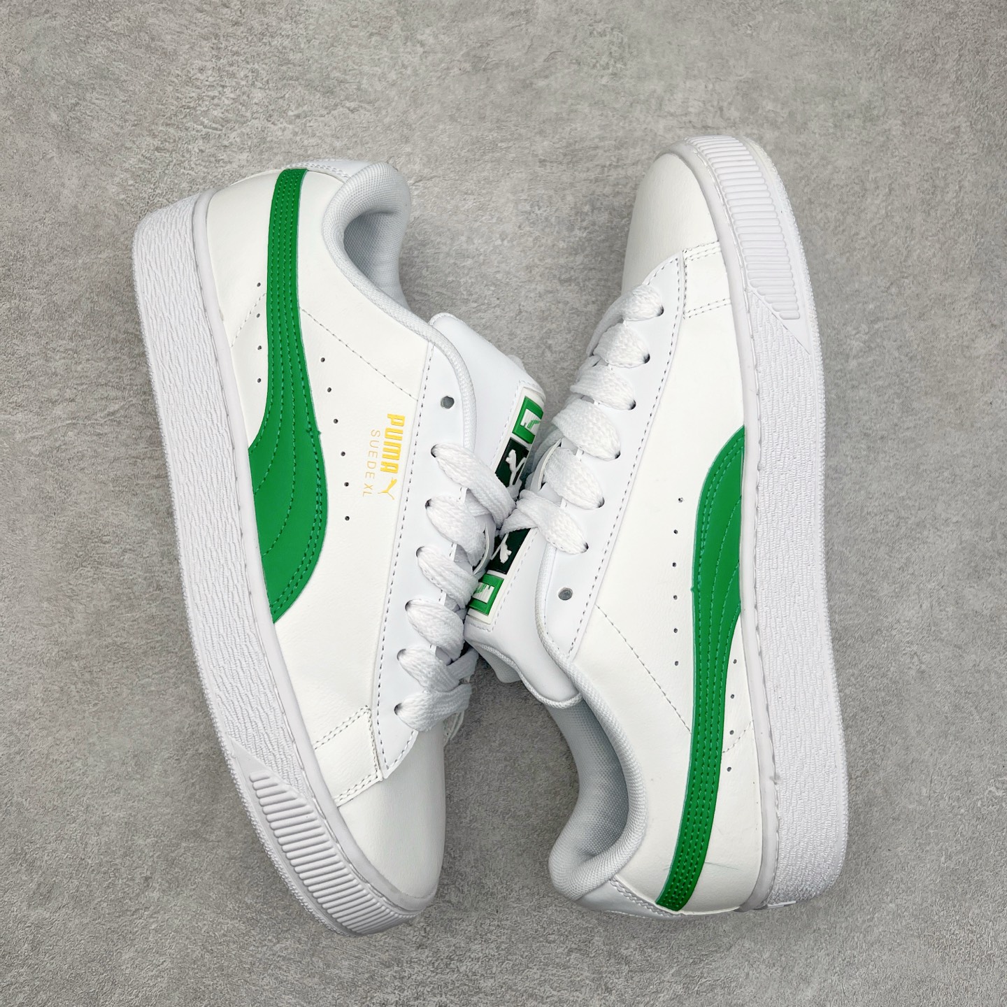 图片[3]-＃奥莱订单福利 PUMA SUEDE XL 彪马新款面包鞋男女同款复古休闲板鞋 赠送一双鞋带 鞋身通体采用细腻的麂皮材质 厚实柔软 质感出众 鞋侧保留PUMA标志性跑道图案 侧面与后跟点缀金属色PUMA LOGO 兼具辨识度与细节感 加厚鞋垫、饱满鞋舌 搭配加宽扁形鞋带 使得穿着感更加贴合与舒适 值得一提的是 本季SUEDE XL鞋款以黑色、红色及蓝色最为瞩目 经典黑的配色 在低调之余可轻松驾驭任何潮流风格造型 而高饱和度的配色 则是当之无愧的早春出街利器。货号： 395205 尺码：36 36.5 37 38 38.5 39 40 40.5 41 42 42.5 43 44 44.5 45-选品中心