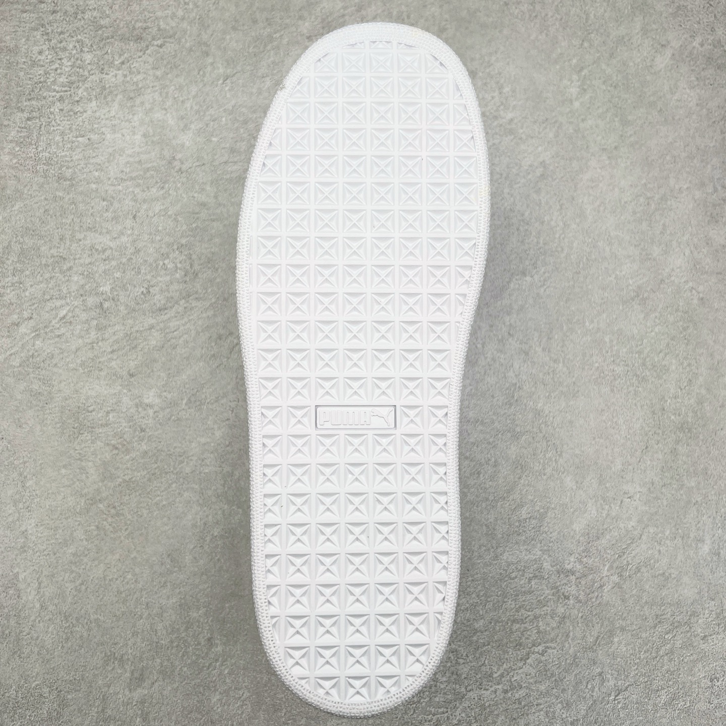 图片[9]-＃奥莱订单福利 PUMA SUEDE XL 彪马新款面包鞋男女同款复古休闲板鞋 赠送一双鞋带 鞋身通体采用细腻的麂皮材质 厚实柔软 质感出众 鞋侧保留PUMA标志性跑道图案 侧面与后跟点缀金属色PUMA LOGO 兼具辨识度与细节感 加厚鞋垫、饱满鞋舌 搭配加宽扁形鞋带 使得穿着感更加贴合与舒适 值得一提的是 本季SUEDE XL鞋款以黑色、红色及蓝色最为瞩目 经典黑的配色 在低调之余可轻松驾驭任何潮流风格造型 而高饱和度的配色 则是当之无愧的早春出街利器。货号： 395205 尺码：36 36.5 37 38 38.5 39 40 40.5 41 42 42.5 43 44 44.5 45-选品中心