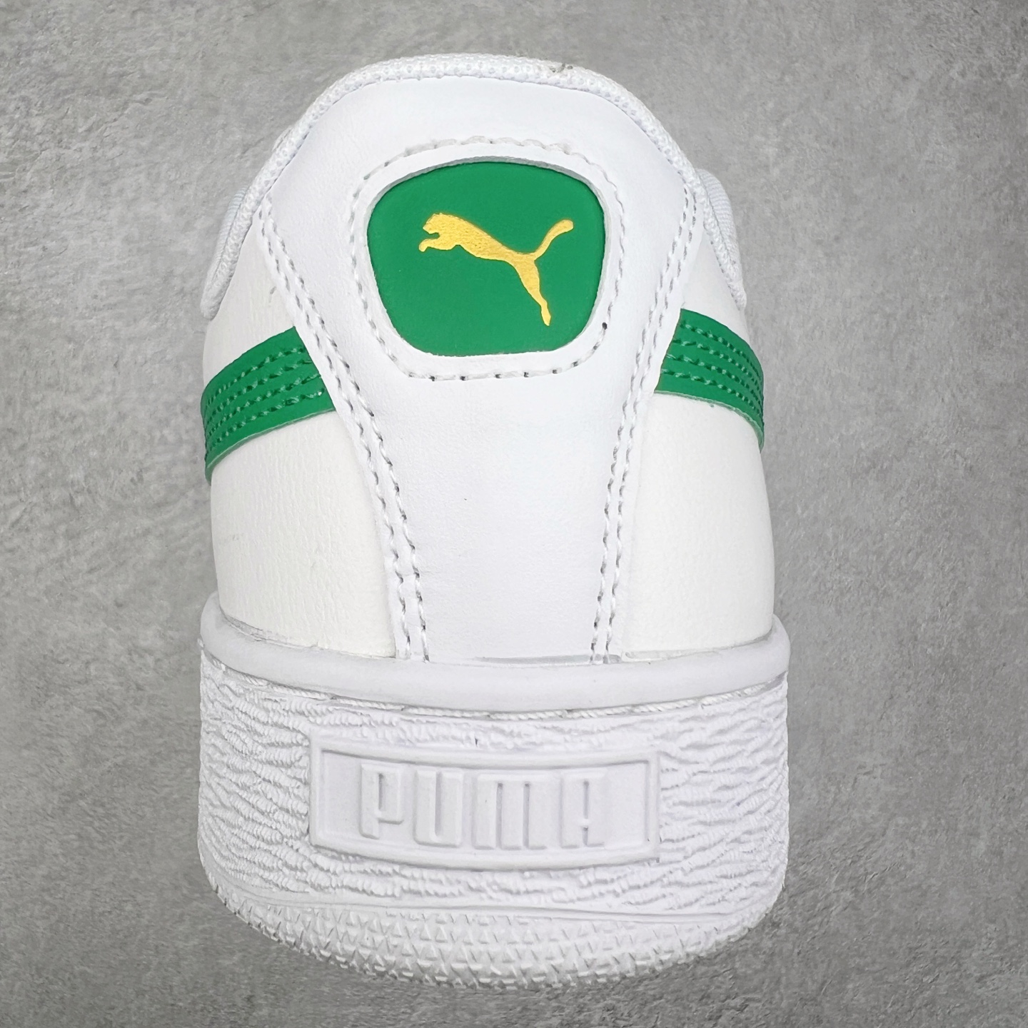 图片[8]-＃奥莱订单福利 PUMA SUEDE XL 彪马新款面包鞋男女同款复古休闲板鞋 赠送一双鞋带 鞋身通体采用细腻的麂皮材质 厚实柔软 质感出众 鞋侧保留PUMA标志性跑道图案 侧面与后跟点缀金属色PUMA LOGO 兼具辨识度与细节感 加厚鞋垫、饱满鞋舌 搭配加宽扁形鞋带 使得穿着感更加贴合与舒适 值得一提的是 本季SUEDE XL鞋款以黑色、红色及蓝色最为瞩目 经典黑的配色 在低调之余可轻松驾驭任何潮流风格造型 而高饱和度的配色 则是当之无愧的早春出街利器。货号： 395205 尺码：36 36.5 37 38 38.5 39 40 40.5 41 42 42.5 43 44 44.5 45-选品中心