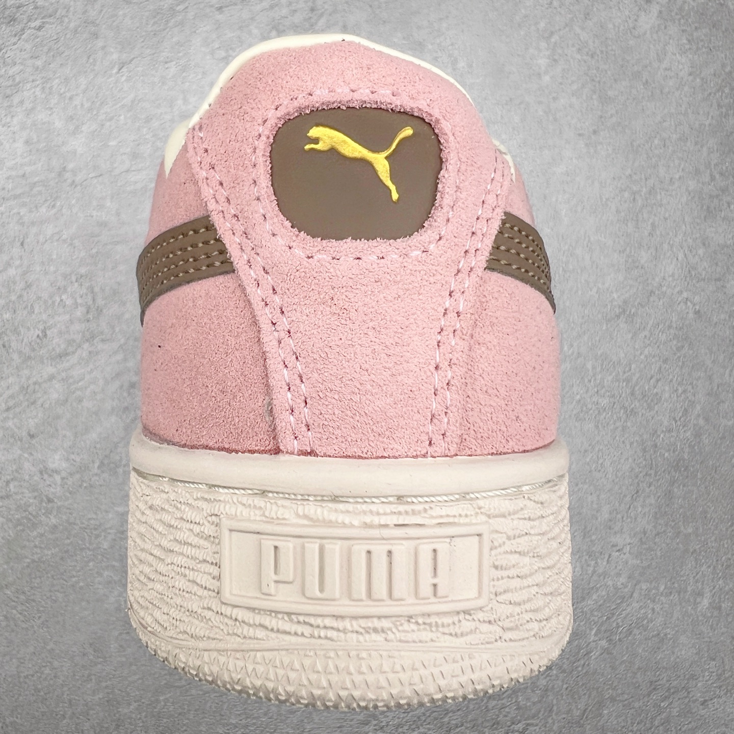 图片[8]-＃奥莱订单福利 PUMA SUEDE XL 彪马新款面包鞋男女同款复古休闲板鞋 赠送一双鞋带 鞋身通体采用细腻的麂皮材质 厚实柔软 质感出众 鞋侧保留PUMA标志性跑道图案 侧面与后跟点缀金属色PUMA LOGO 兼具辨识度与细节感 加厚鞋垫、饱满鞋舌 搭配加宽扁形鞋带 使得穿着感更加贴合与舒适 值得一提的是 本季SUEDE XL鞋款以黑色、红色及蓝色最为瞩目 经典黑的配色 在低调之余可轻松驾驭任何潮流风格造型 而高饱和度的配色 则是当之无愧的早春出街利器。货号： 395205 尺码：36 36.5 37 38 38.5 39 40 40.5 41 42 42.5 43 44 44.5 45-选品中心