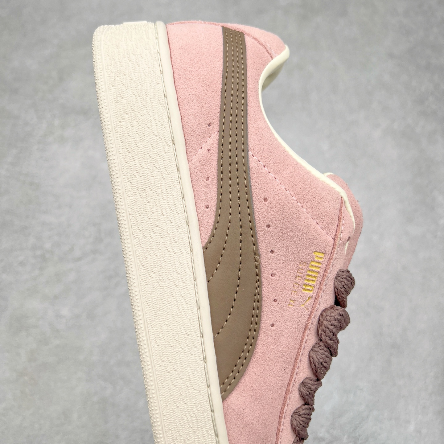 图片[6]-＃奥莱订单福利 PUMA SUEDE XL 彪马新款面包鞋男女同款复古休闲板鞋 赠送一双鞋带 鞋身通体采用细腻的麂皮材质 厚实柔软 质感出众 鞋侧保留PUMA标志性跑道图案 侧面与后跟点缀金属色PUMA LOGO 兼具辨识度与细节感 加厚鞋垫、饱满鞋舌 搭配加宽扁形鞋带 使得穿着感更加贴合与舒适 值得一提的是 本季SUEDE XL鞋款以黑色、红色及蓝色最为瞩目 经典黑的配色 在低调之余可轻松驾驭任何潮流风格造型 而高饱和度的配色 则是当之无愧的早春出街利器。货号： 395205 尺码：36 36.5 37 38 38.5 39 40 40.5 41 42 42.5 43 44 44.5 45-选品中心