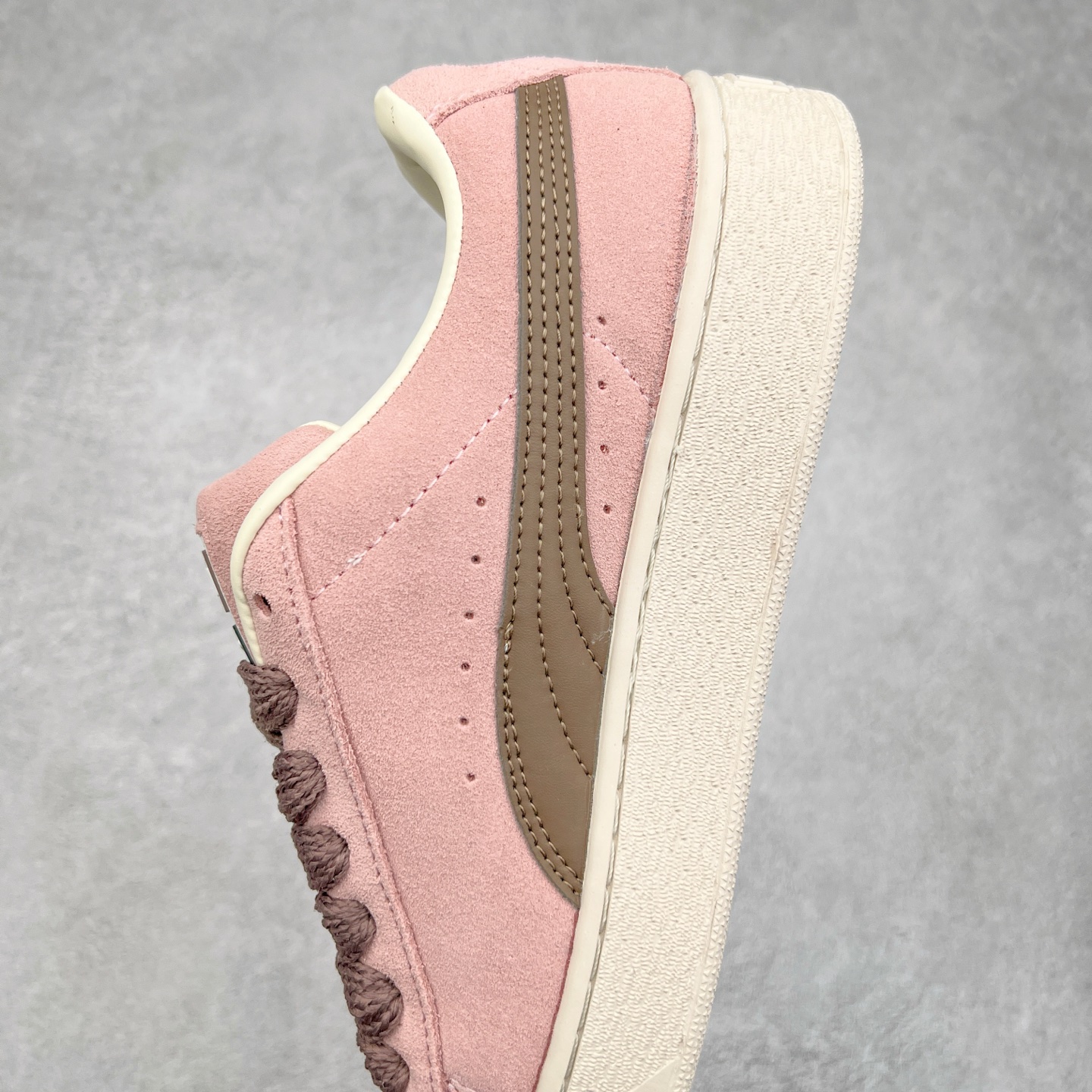 图片[7]-＃奥莱订单福利 PUMA SUEDE XL 彪马新款面包鞋男女同款复古休闲板鞋 赠送一双鞋带 鞋身通体采用细腻的麂皮材质 厚实柔软 质感出众 鞋侧保留PUMA标志性跑道图案 侧面与后跟点缀金属色PUMA LOGO 兼具辨识度与细节感 加厚鞋垫、饱满鞋舌 搭配加宽扁形鞋带 使得穿着感更加贴合与舒适 值得一提的是 本季SUEDE XL鞋款以黑色、红色及蓝色最为瞩目 经典黑的配色 在低调之余可轻松驾驭任何潮流风格造型 而高饱和度的配色 则是当之无愧的早春出街利器。货号： 395205 尺码：36 36.5 37 38 38.5 39 40 40.5 41 42 42.5 43 44 44.5 45-选品中心