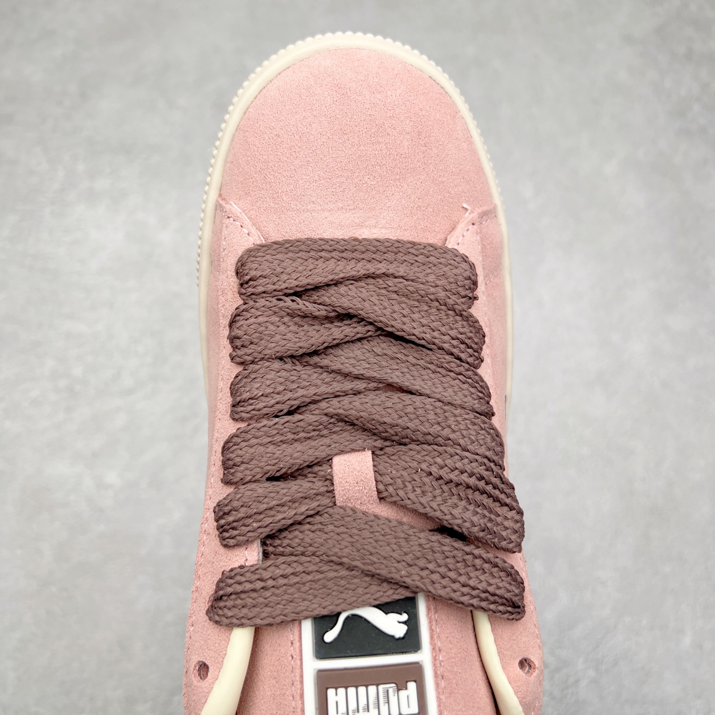 图片[4]-＃奥莱订单福利 PUMA SUEDE XL 彪马新款面包鞋男女同款复古休闲板鞋 赠送一双鞋带 鞋身通体采用细腻的麂皮材质 厚实柔软 质感出众 鞋侧保留PUMA标志性跑道图案 侧面与后跟点缀金属色PUMA LOGO 兼具辨识度与细节感 加厚鞋垫、饱满鞋舌 搭配加宽扁形鞋带 使得穿着感更加贴合与舒适 值得一提的是 本季SUEDE XL鞋款以黑色、红色及蓝色最为瞩目 经典黑的配色 在低调之余可轻松驾驭任何潮流风格造型 而高饱和度的配色 则是当之无愧的早春出街利器。货号： 395205 尺码：36 36.5 37 38 38.5 39 40 40.5 41 42 42.5 43 44 44.5 45-选品中心