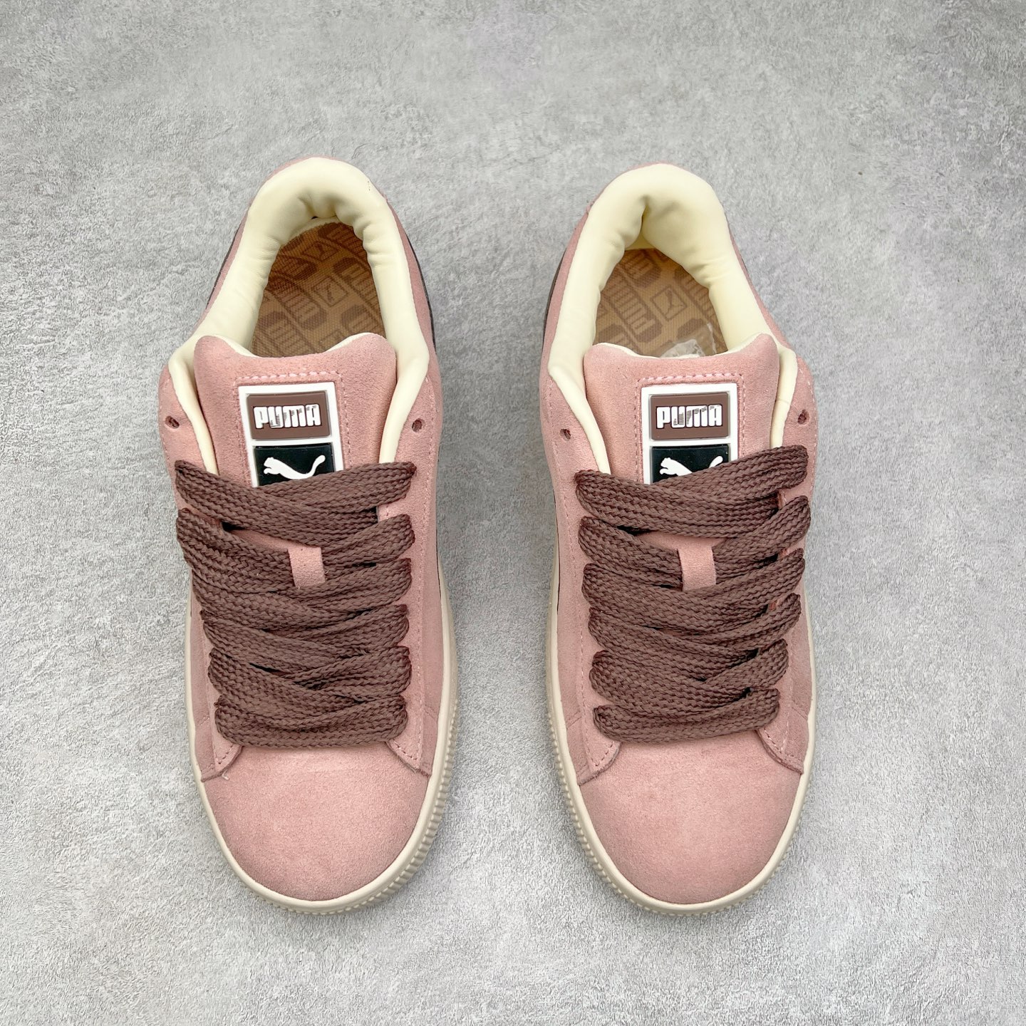 图片[2]-＃奥莱订单福利 PUMA SUEDE XL 彪马新款面包鞋男女同款复古休闲板鞋 赠送一双鞋带 鞋身通体采用细腻的麂皮材质 厚实柔软 质感出众 鞋侧保留PUMA标志性跑道图案 侧面与后跟点缀金属色PUMA LOGO 兼具辨识度与细节感 加厚鞋垫、饱满鞋舌 搭配加宽扁形鞋带 使得穿着感更加贴合与舒适 值得一提的是 本季SUEDE XL鞋款以黑色、红色及蓝色最为瞩目 经典黑的配色 在低调之余可轻松驾驭任何潮流风格造型 而高饱和度的配色 则是当之无愧的早春出街利器。货号： 395205 尺码：36 36.5 37 38 38.5 39 40 40.5 41 42 42.5 43 44 44.5 45-选品中心