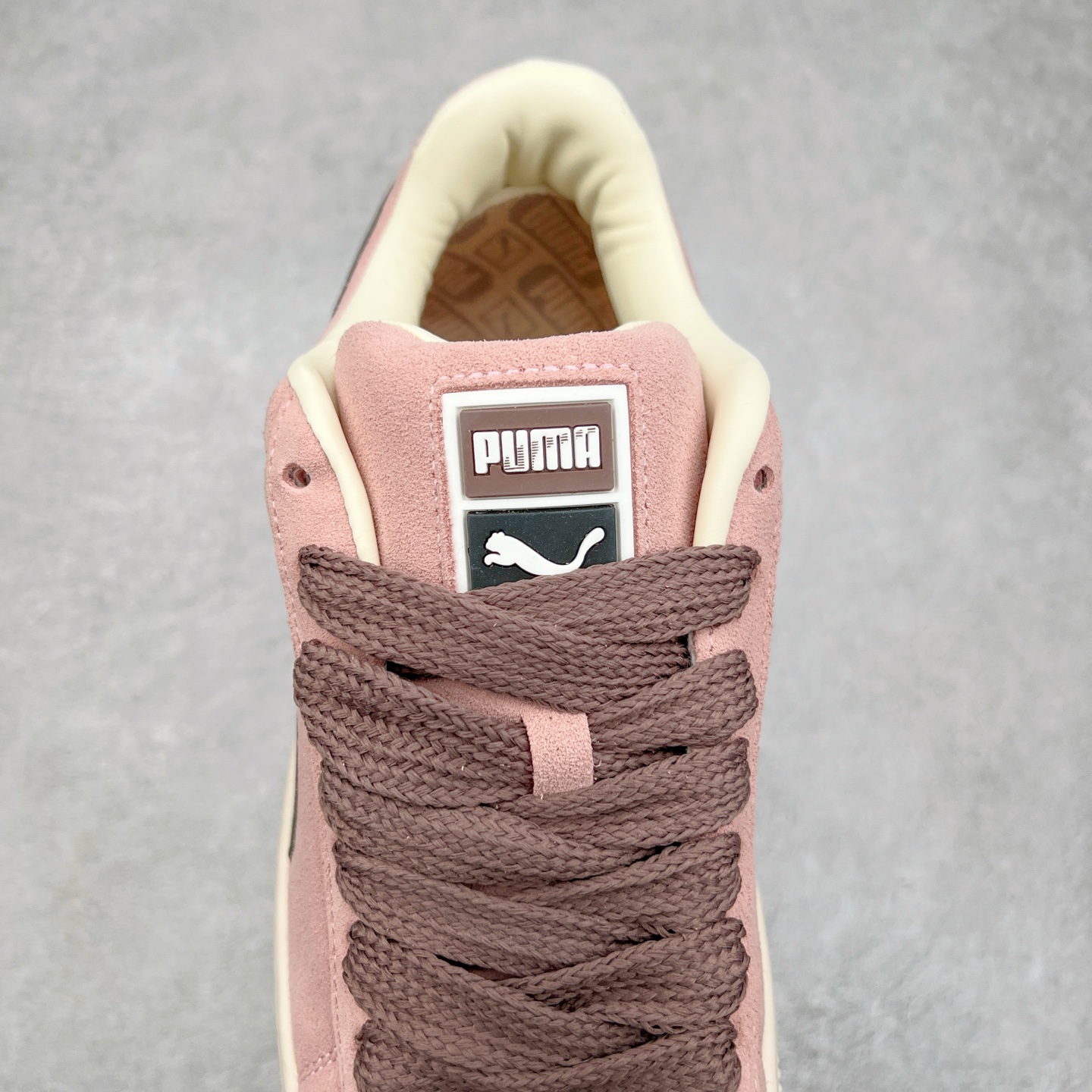 图片[5]-＃奥莱订单福利 PUMA SUEDE XL 彪马新款面包鞋男女同款复古休闲板鞋 赠送一双鞋带 鞋身通体采用细腻的麂皮材质 厚实柔软 质感出众 鞋侧保留PUMA标志性跑道图案 侧面与后跟点缀金属色PUMA LOGO 兼具辨识度与细节感 加厚鞋垫、饱满鞋舌 搭配加宽扁形鞋带 使得穿着感更加贴合与舒适 值得一提的是 本季SUEDE XL鞋款以黑色、红色及蓝色最为瞩目 经典黑的配色 在低调之余可轻松驾驭任何潮流风格造型 而高饱和度的配色 则是当之无愧的早春出街利器。货号： 395205 尺码：36 36.5 37 38 38.5 39 40 40.5 41 42 42.5 43 44 44.5 45-选品中心