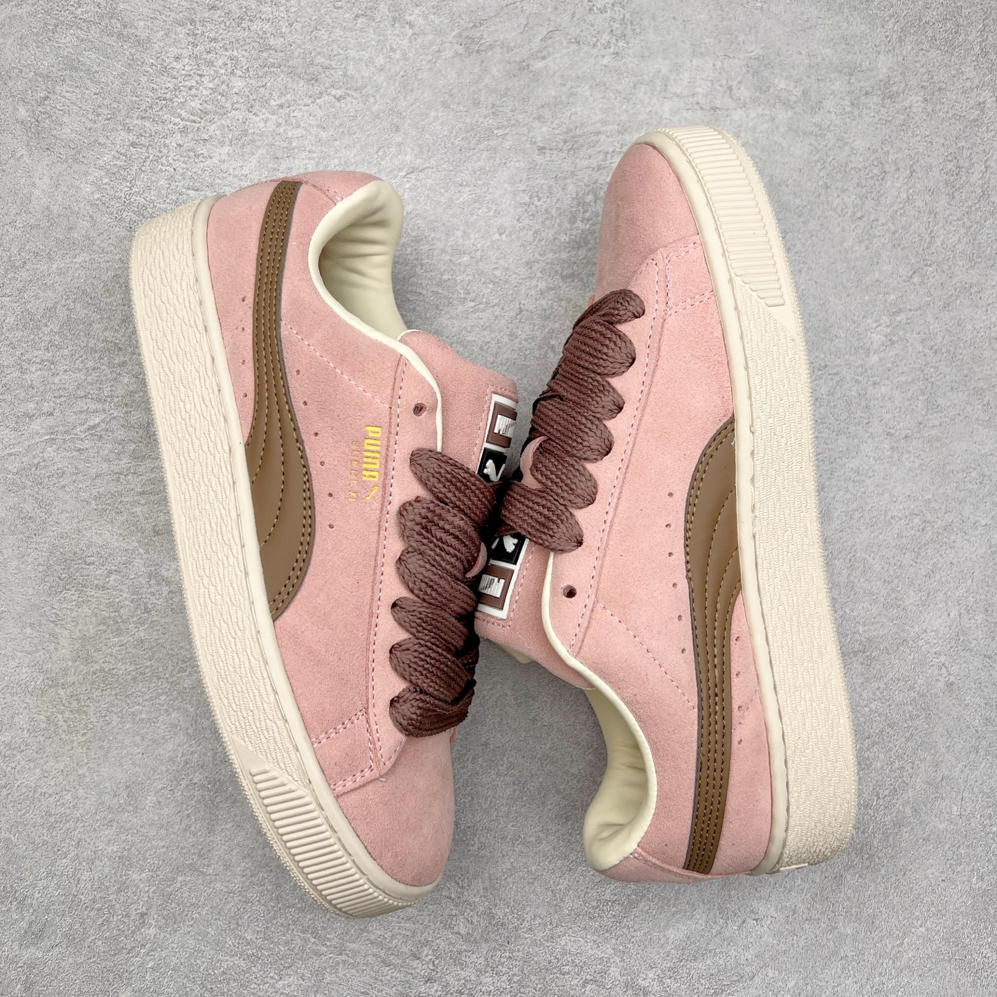 图片[3]-＃奥莱订单福利 PUMA SUEDE XL 彪马新款面包鞋男女同款复古休闲板鞋 赠送一双鞋带 鞋身通体采用细腻的麂皮材质 厚实柔软 质感出众 鞋侧保留PUMA标志性跑道图案 侧面与后跟点缀金属色PUMA LOGO 兼具辨识度与细节感 加厚鞋垫、饱满鞋舌 搭配加宽扁形鞋带 使得穿着感更加贴合与舒适 值得一提的是 本季SUEDE XL鞋款以黑色、红色及蓝色最为瞩目 经典黑的配色 在低调之余可轻松驾驭任何潮流风格造型 而高饱和度的配色 则是当之无愧的早春出街利器。货号： 395205 尺码：36 36.5 37 38 38.5 39 40 40.5 41 42 42.5 43 44 44.5 45-选品中心