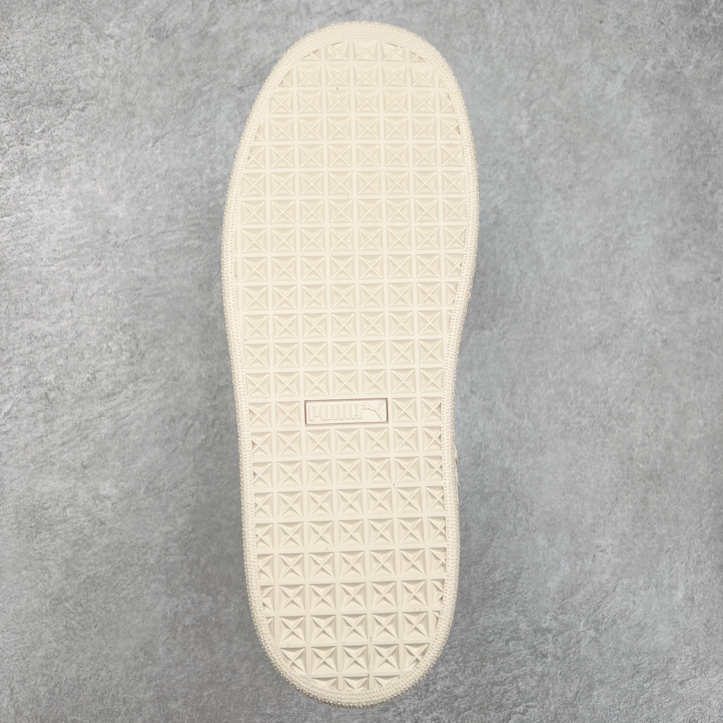 图片[9]-＃奥莱订单福利 PUMA SUEDE XL 彪马新款面包鞋男女同款复古休闲板鞋 赠送一双鞋带 鞋身通体采用细腻的麂皮材质 厚实柔软 质感出众 鞋侧保留PUMA标志性跑道图案 侧面与后跟点缀金属色PUMA LOGO 兼具辨识度与细节感 加厚鞋垫、饱满鞋舌 搭配加宽扁形鞋带 使得穿着感更加贴合与舒适 值得一提的是 本季SUEDE XL鞋款以黑色、红色及蓝色最为瞩目 经典黑的配色 在低调之余可轻松驾驭任何潮流风格造型 而高饱和度的配色 则是当之无愧的早春出街利器。货号： 395205 尺码：36 36.5 37 38 38.5 39 40 40.5 41 42 42.5 43 44 44.5 45-选品中心