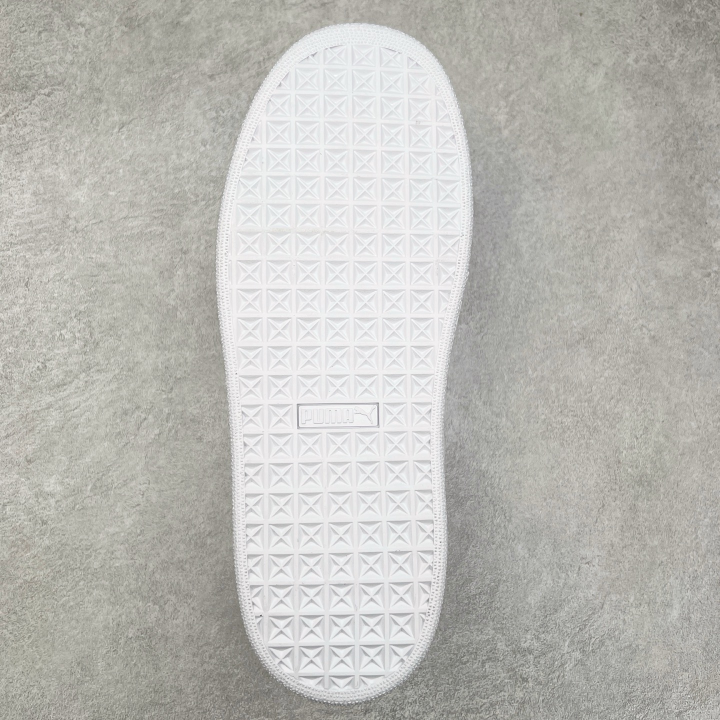 图片[9]-＃奥莱订单福利 PUMA SUEDE XL 彪马新款面包鞋男女同款复古休闲板鞋 赠送一双鞋带 鞋身通体采用细腻的麂皮材质 厚实柔软 质感出众 鞋侧保留PUMA标志性跑道图案 侧面与后跟点缀金属色PUMA LOGO 兼具辨识度与细节感 加厚鞋垫、饱满鞋舌 搭配加宽扁形鞋带 使得穿着感更加贴合与舒适 值得一提的是 本季SUEDE XL鞋款以黑色、红色及蓝色最为瞩目 经典黑的配色 在低调之余可轻松驾驭任何潮流风格造型 而高饱和度的配色 则是当之无愧的早春出街利器。货号： 395205 尺码：36 36.5 37 38 38.5 39 40 40.5 41 42 42.5 43 44 44.5 45-选品中心