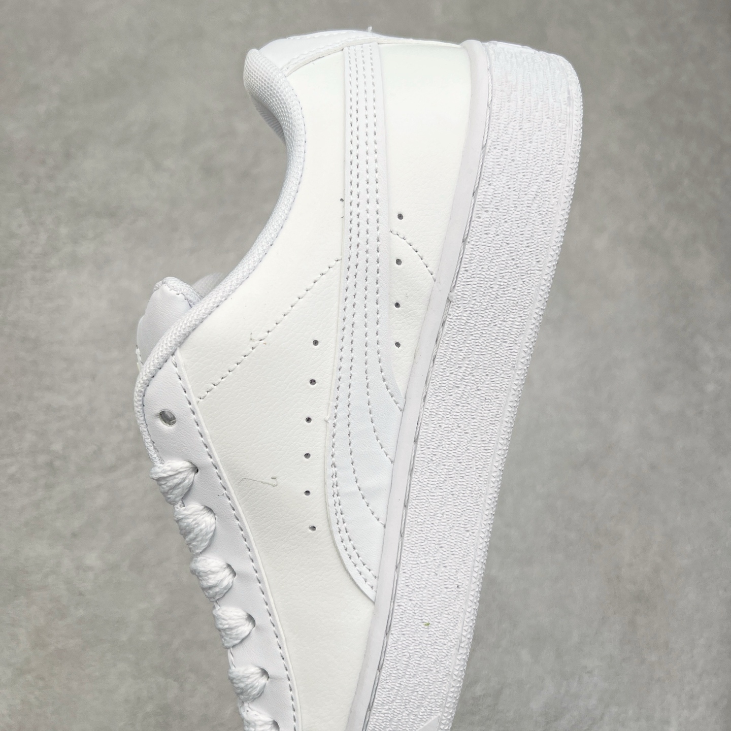 图片[7]-＃奥莱订单福利 PUMA SUEDE XL 彪马新款面包鞋男女同款复古休闲板鞋 赠送一双鞋带 鞋身通体采用细腻的麂皮材质 厚实柔软 质感出众 鞋侧保留PUMA标志性跑道图案 侧面与后跟点缀金属色PUMA LOGO 兼具辨识度与细节感 加厚鞋垫、饱满鞋舌 搭配加宽扁形鞋带 使得穿着感更加贴合与舒适 值得一提的是 本季SUEDE XL鞋款以黑色、红色及蓝色最为瞩目 经典黑的配色 在低调之余可轻松驾驭任何潮流风格造型 而高饱和度的配色 则是当之无愧的早春出街利器。货号： 395205 尺码：36 36.5 37 38 38.5 39 40 40.5 41 42 42.5 43 44 44.5 45-选品中心