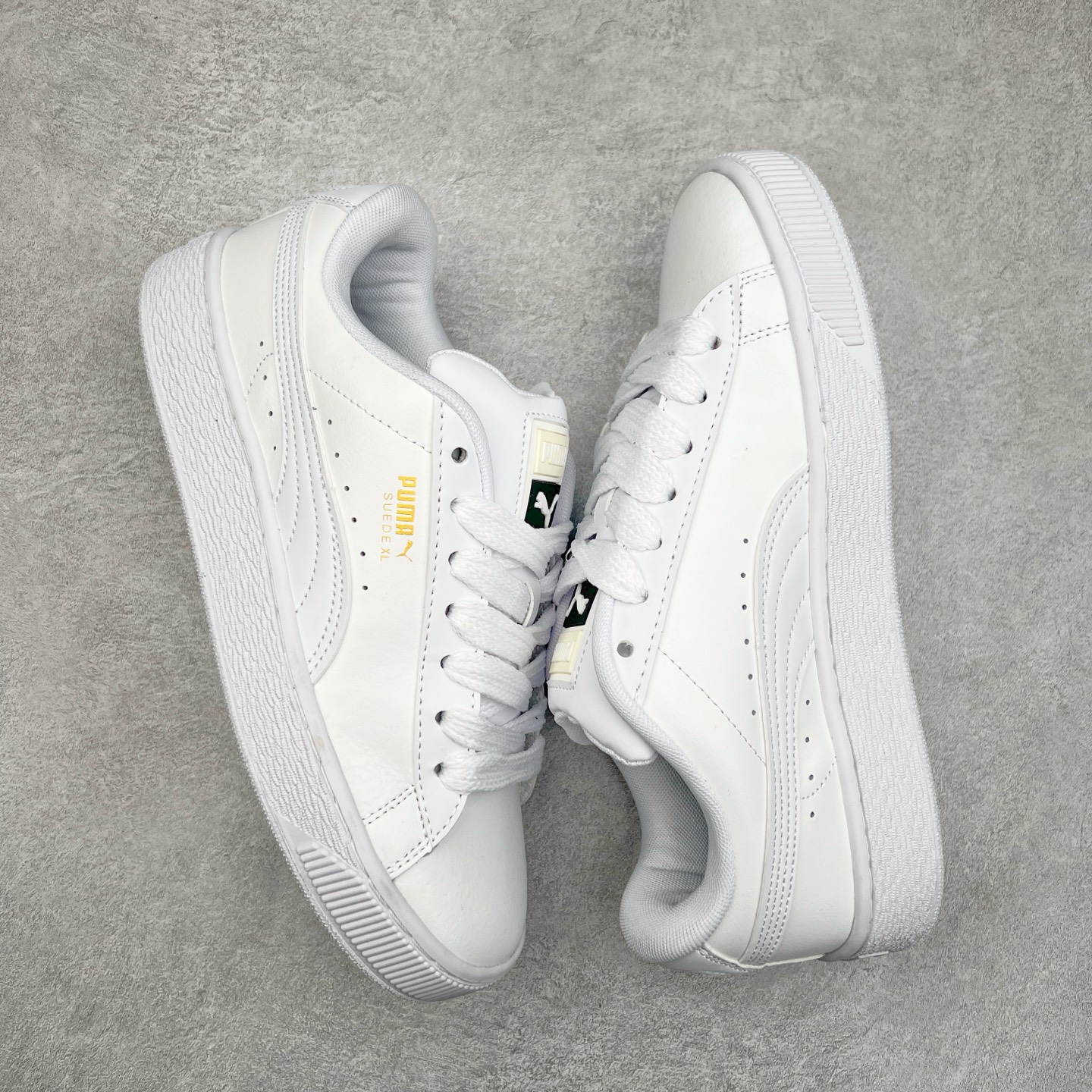 图片[3]-＃奥莱订单福利 PUMA SUEDE XL 彪马新款面包鞋男女同款复古休闲板鞋 赠送一双鞋带 鞋身通体采用细腻的麂皮材质 厚实柔软 质感出众 鞋侧保留PUMA标志性跑道图案 侧面与后跟点缀金属色PUMA LOGO 兼具辨识度与细节感 加厚鞋垫、饱满鞋舌 搭配加宽扁形鞋带 使得穿着感更加贴合与舒适 值得一提的是 本季SUEDE XL鞋款以黑色、红色及蓝色最为瞩目 经典黑的配色 在低调之余可轻松驾驭任何潮流风格造型 而高饱和度的配色 则是当之无愧的早春出街利器。货号： 395205 尺码：36 36.5 37 38 38.5 39 40 40.5 41 42 42.5 43 44 44.5 45-选品中心
