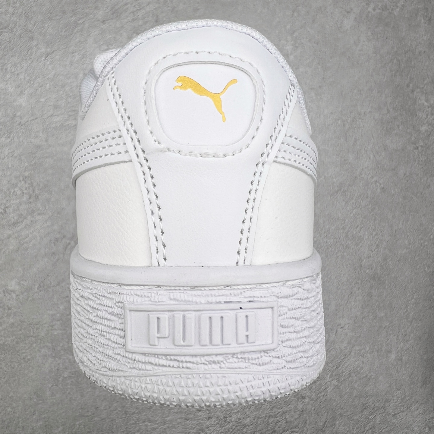 图片[8]-＃奥莱订单福利 PUMA SUEDE XL 彪马新款面包鞋男女同款复古休闲板鞋 赠送一双鞋带 鞋身通体采用细腻的麂皮材质 厚实柔软 质感出众 鞋侧保留PUMA标志性跑道图案 侧面与后跟点缀金属色PUMA LOGO 兼具辨识度与细节感 加厚鞋垫、饱满鞋舌 搭配加宽扁形鞋带 使得穿着感更加贴合与舒适 值得一提的是 本季SUEDE XL鞋款以黑色、红色及蓝色最为瞩目 经典黑的配色 在低调之余可轻松驾驭任何潮流风格造型 而高饱和度的配色 则是当之无愧的早春出街利器。货号： 395205 尺码：36 36.5 37 38 38.5 39 40 40.5 41 42 42.5 43 44 44.5 45-选品中心