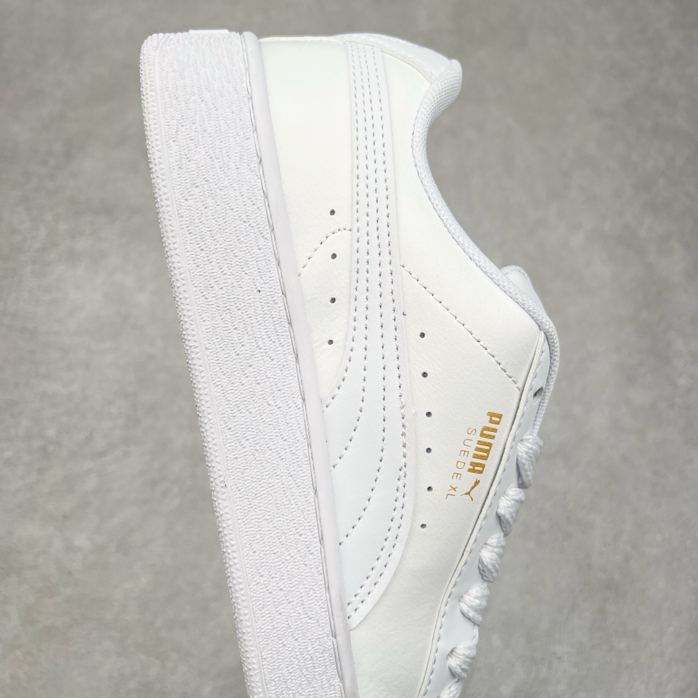 图片[6]-＃奥莱订单福利 PUMA SUEDE XL 彪马新款面包鞋男女同款复古休闲板鞋 赠送一双鞋带 鞋身通体采用细腻的麂皮材质 厚实柔软 质感出众 鞋侧保留PUMA标志性跑道图案 侧面与后跟点缀金属色PUMA LOGO 兼具辨识度与细节感 加厚鞋垫、饱满鞋舌 搭配加宽扁形鞋带 使得穿着感更加贴合与舒适 值得一提的是 本季SUEDE XL鞋款以黑色、红色及蓝色最为瞩目 经典黑的配色 在低调之余可轻松驾驭任何潮流风格造型 而高饱和度的配色 则是当之无愧的早春出街利器。货号： 395205 尺码：36 36.5 37 38 38.5 39 40 40.5 41 42 42.5 43 44 44.5 45-选品中心