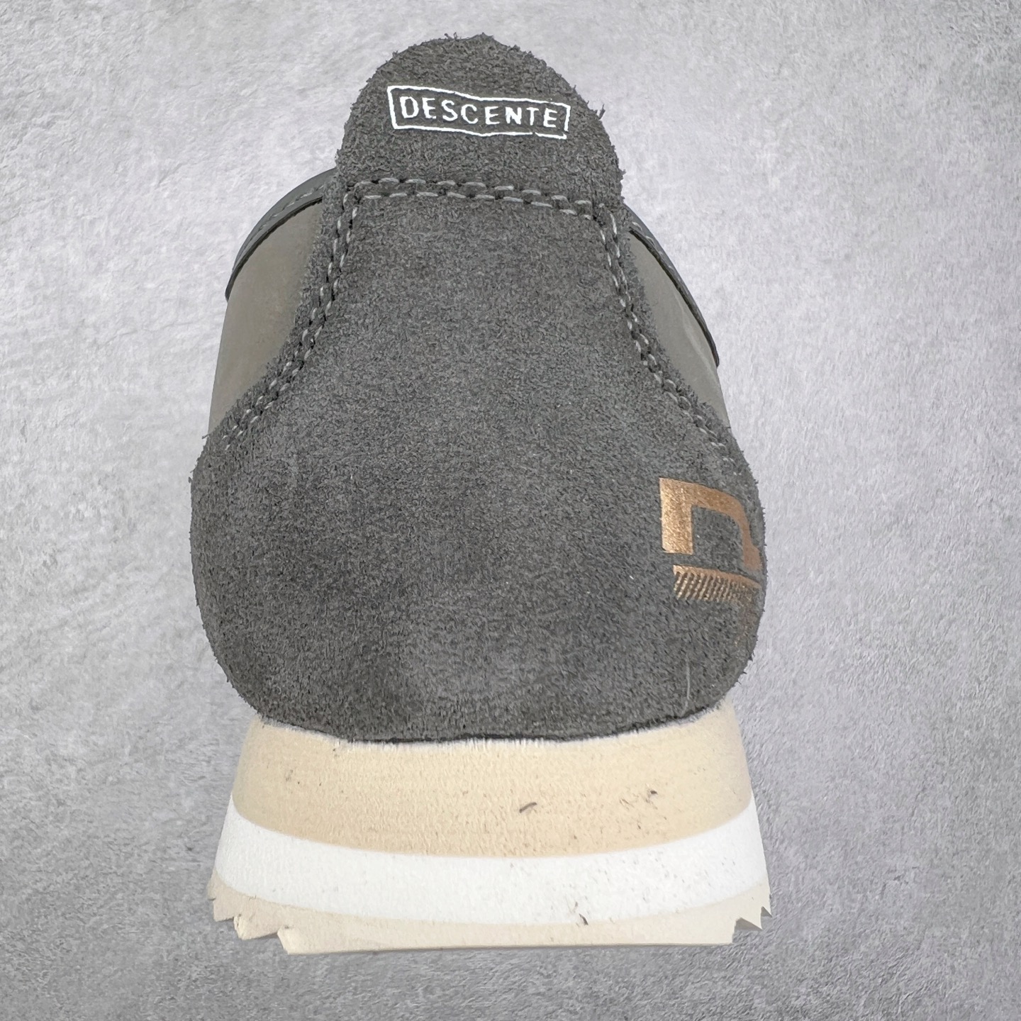 图片[8]-DESCENTE Sport Style Chron Racer迪桑特舒适百搭防滑耐磨低帮生活休闲鞋 是一款集复古与现代于一体的低帮跑步鞋 简洁的牛皮鞋面不仅彰显出时尚的质感 还适用于多种场合的穿搭 这款鞋子的透气性能极佳 轻质弹性鞋底则提供了良好的舒适度和耐磨性 使你在行走或跑步时都能感受到脚底的柔软与支撑 尺码：36 36.5 37.5 38 38.5 39 40 40.5 41 42 42.5 43 44 44.5 45-选品中心