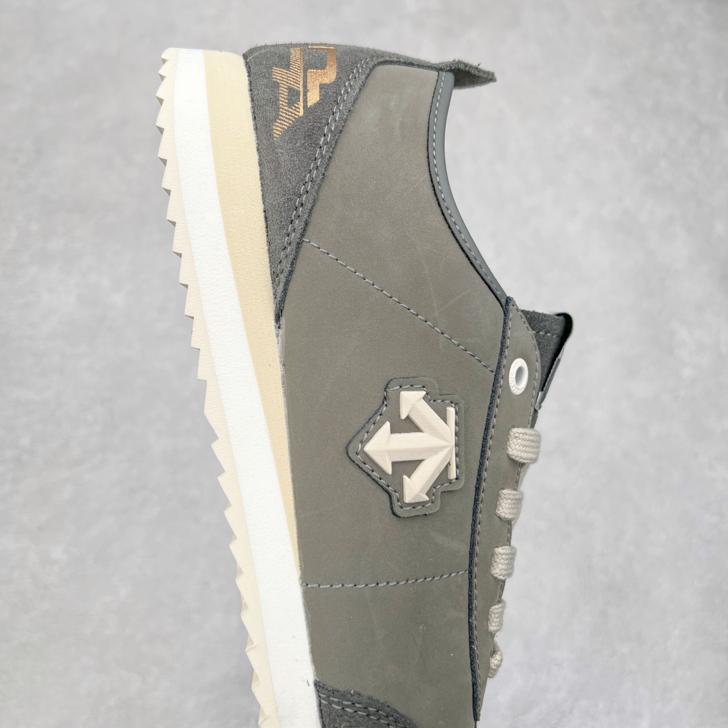 图片[6]-DESCENTE Sport Style Chron Racer迪桑特舒适百搭防滑耐磨低帮生活休闲鞋 是一款集复古与现代于一体的低帮跑步鞋 简洁的牛皮鞋面不仅彰显出时尚的质感 还适用于多种场合的穿搭 这款鞋子的透气性能极佳 轻质弹性鞋底则提供了良好的舒适度和耐磨性 使你在行走或跑步时都能感受到脚底的柔软与支撑 尺码：36 36.5 37.5 38 38.5 39 40 40.5 41 42 42.5 43 44 44.5 45-选品中心