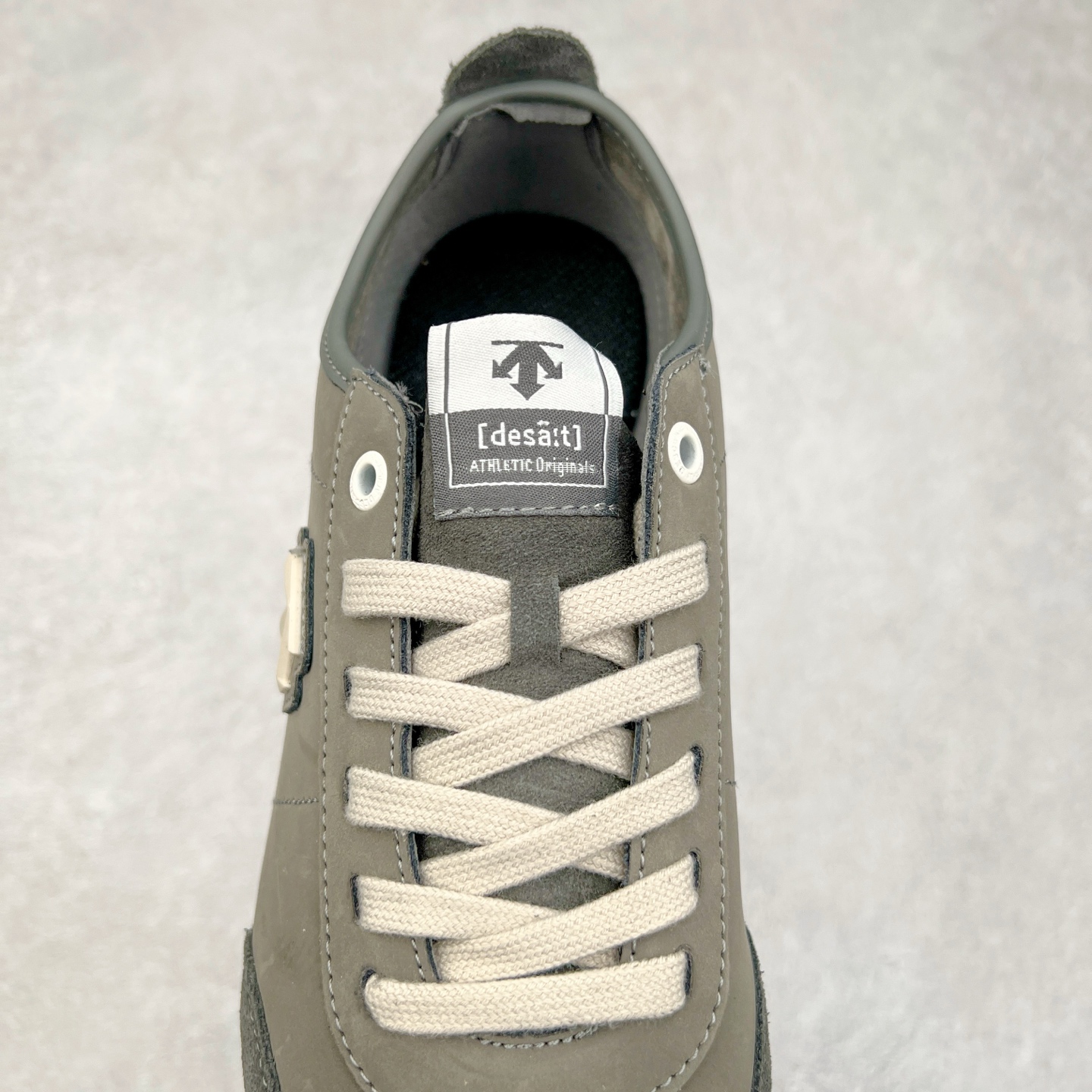 图片[5]-DESCENTE Sport Style Chron Racer迪桑特舒适百搭防滑耐磨低帮生活休闲鞋 是一款集复古与现代于一体的低帮跑步鞋 简洁的牛皮鞋面不仅彰显出时尚的质感 还适用于多种场合的穿搭 这款鞋子的透气性能极佳 轻质弹性鞋底则提供了良好的舒适度和耐磨性 使你在行走或跑步时都能感受到脚底的柔软与支撑 尺码：36 36.5 37.5 38 38.5 39 40 40.5 41 42 42.5 43 44 44.5 45-选品中心