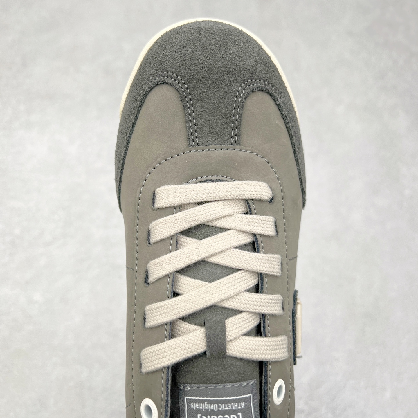 图片[4]-DESCENTE Sport Style Chron Racer迪桑特舒适百搭防滑耐磨低帮生活休闲鞋 是一款集复古与现代于一体的低帮跑步鞋 简洁的牛皮鞋面不仅彰显出时尚的质感 还适用于多种场合的穿搭 这款鞋子的透气性能极佳 轻质弹性鞋底则提供了良好的舒适度和耐磨性 使你在行走或跑步时都能感受到脚底的柔软与支撑 尺码：36 36.5 37.5 38 38.5 39 40 40.5 41 42 42.5 43 44 44.5 45-选品中心