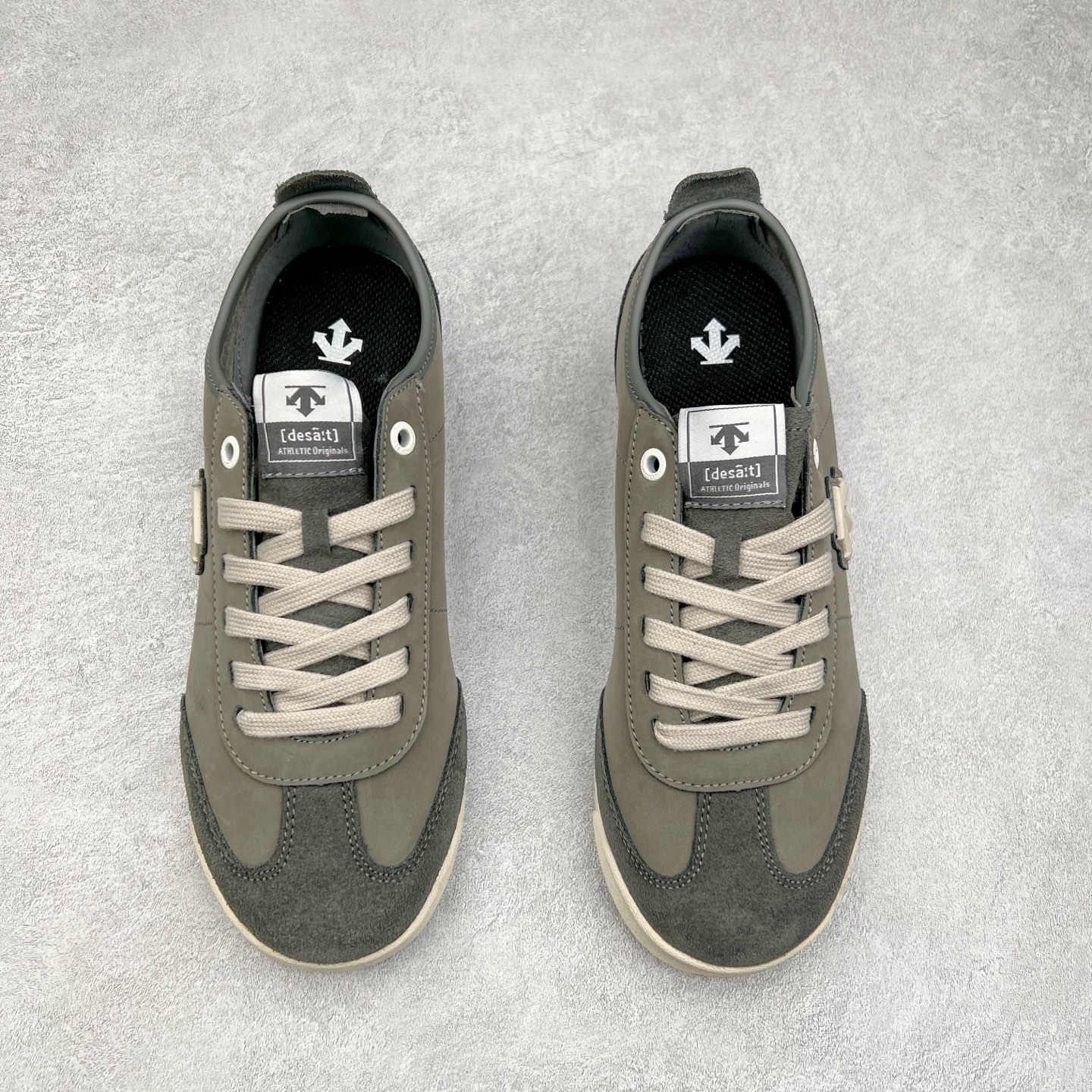 图片[2]-DESCENTE Sport Style Chron Racer迪桑特舒适百搭防滑耐磨低帮生活休闲鞋 是一款集复古与现代于一体的低帮跑步鞋 简洁的牛皮鞋面不仅彰显出时尚的质感 还适用于多种场合的穿搭 这款鞋子的透气性能极佳 轻质弹性鞋底则提供了良好的舒适度和耐磨性 使你在行走或跑步时都能感受到脚底的柔软与支撑 尺码：36 36.5 37.5 38 38.5 39 40 40.5 41 42 42.5 43 44 44.5 45-选品中心