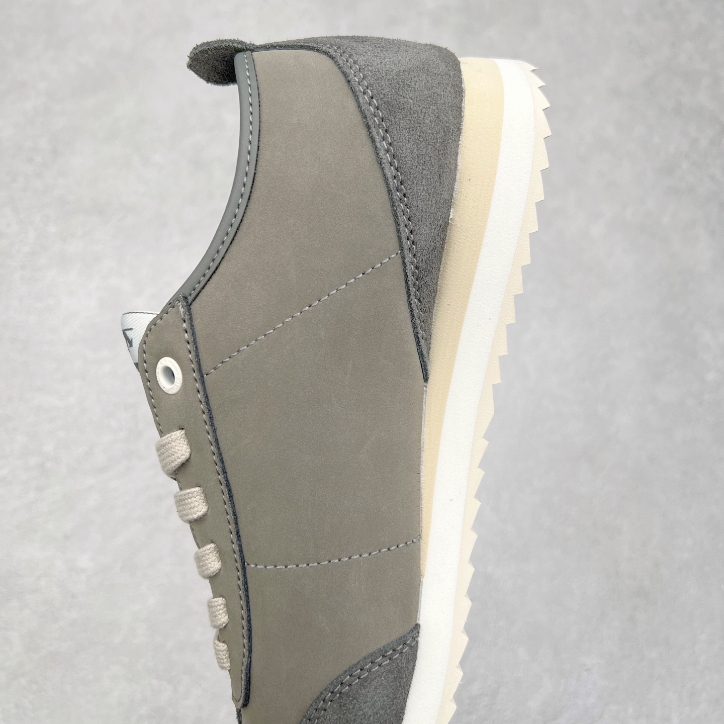 图片[7]-DESCENTE Sport Style Chron Racer迪桑特舒适百搭防滑耐磨低帮生活休闲鞋 是一款集复古与现代于一体的低帮跑步鞋 简洁的牛皮鞋面不仅彰显出时尚的质感 还适用于多种场合的穿搭 这款鞋子的透气性能极佳 轻质弹性鞋底则提供了良好的舒适度和耐磨性 使你在行走或跑步时都能感受到脚底的柔软与支撑 尺码：36 36.5 37.5 38 38.5 39 40 40.5 41 42 42.5 43 44 44.5 45-选品中心