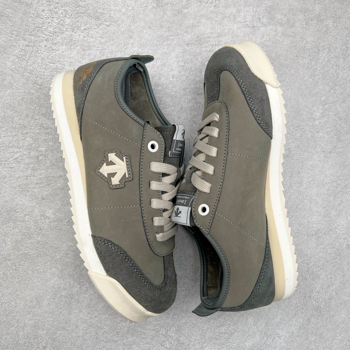 图片[3]-DESCENTE Sport Style Chron Racer迪桑特舒适百搭防滑耐磨低帮生活休闲鞋 是一款集复古与现代于一体的低帮跑步鞋 简洁的牛皮鞋面不仅彰显出时尚的质感 还适用于多种场合的穿搭 这款鞋子的透气性能极佳 轻质弹性鞋底则提供了良好的舒适度和耐磨性 使你在行走或跑步时都能感受到脚底的柔软与支撑 尺码：36 36.5 37.5 38 38.5 39 40 40.5 41 42 42.5 43 44 44.5 45-选品中心