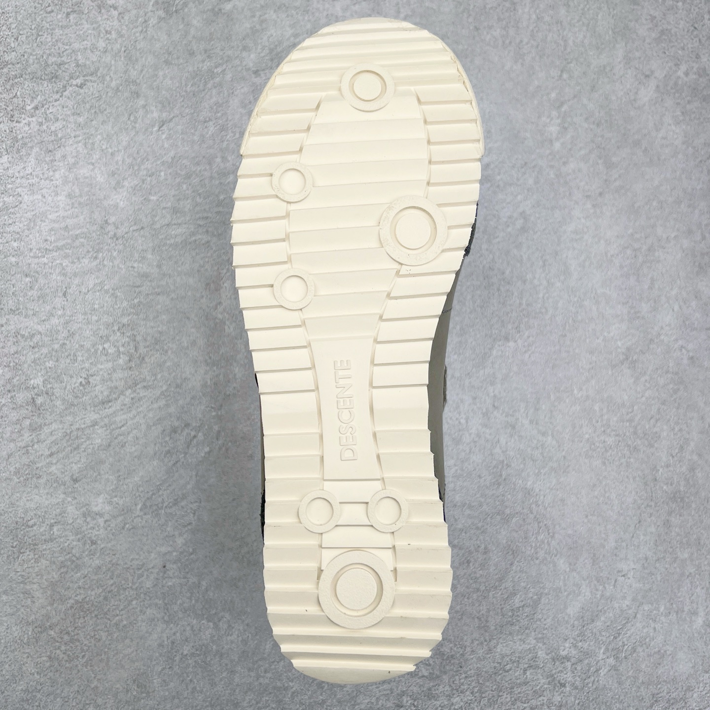 图片[9]-DESCENTE Sport Style Chron Racer迪桑特舒适百搭防滑耐磨低帮生活休闲鞋 是一款集复古与现代于一体的低帮跑步鞋 简洁的牛皮鞋面不仅彰显出时尚的质感 还适用于多种场合的穿搭 这款鞋子的透气性能极佳 轻质弹性鞋底则提供了良好的舒适度和耐磨性 使你在行走或跑步时都能感受到脚底的柔软与支撑 尺码：36 36.5 37.5 38 38.5 39 40 40.5 41 42 42.5 43 44 44.5 45-选品中心