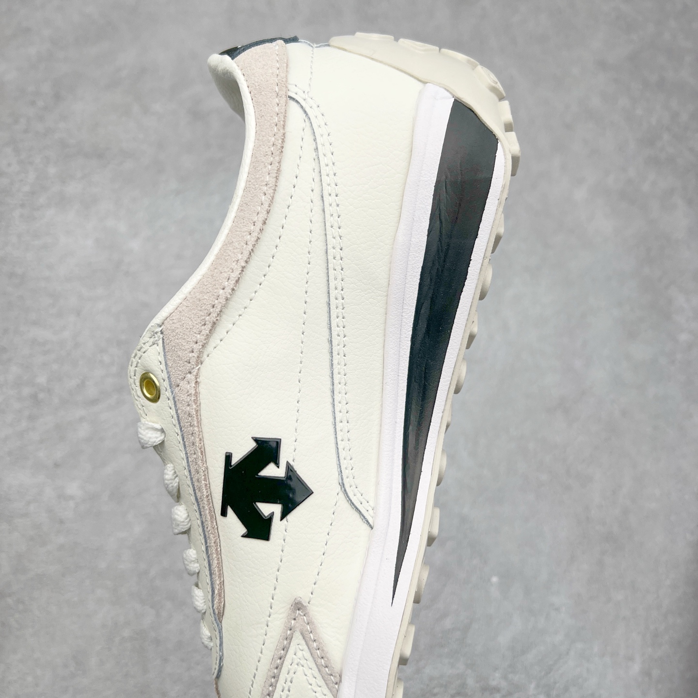 图片[7]-DESCENTE Sport Style Chron Racer迪桑特舒适百搭防滑耐磨低帮生活休闲鞋 是一款集复古与现代于一体的低帮跑步鞋 简洁的牛皮鞋面不仅彰显出时尚的质感 还适用于多种场合的穿搭 这款鞋子的透气性能极佳 轻质弹性鞋底则提供了良好的舒适度和耐磨性 使你在行走或跑步时都能感受到脚底的柔软与支撑 尺码：36 36.5 37.5 38 38.5 39 40 40.5 41 42 42.5 43 44 44.5 45-选品中心