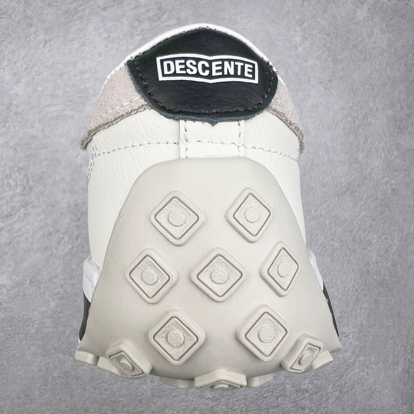 图片[8]-DESCENTE Sport Style Chron Racer迪桑特舒适百搭防滑耐磨低帮生活休闲鞋 是一款集复古与现代于一体的低帮跑步鞋 简洁的牛皮鞋面不仅彰显出时尚的质感 还适用于多种场合的穿搭 这款鞋子的透气性能极佳 轻质弹性鞋底则提供了良好的舒适度和耐磨性 使你在行走或跑步时都能感受到脚底的柔软与支撑 尺码：36 36.5 37.5 38 38.5 39 40 40.5 41 42 42.5 43 44 44.5 45-选品中心