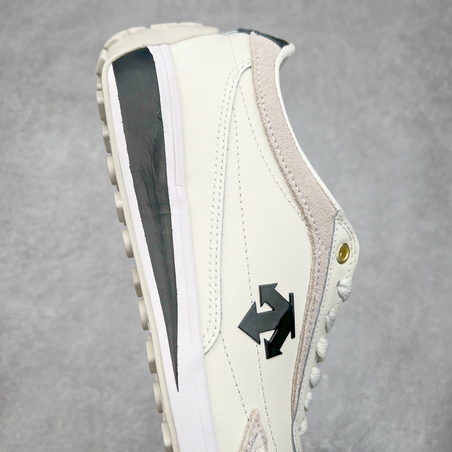 图片[6]-DESCENTE Sport Style Chron Racer迪桑特舒适百搭防滑耐磨低帮生活休闲鞋 是一款集复古与现代于一体的低帮跑步鞋 简洁的牛皮鞋面不仅彰显出时尚的质感 还适用于多种场合的穿搭 这款鞋子的透气性能极佳 轻质弹性鞋底则提供了良好的舒适度和耐磨性 使你在行走或跑步时都能感受到脚底的柔软与支撑 尺码：36 36.5 37.5 38 38.5 39 40 40.5 41 42 42.5 43 44 44.5 45-选品中心