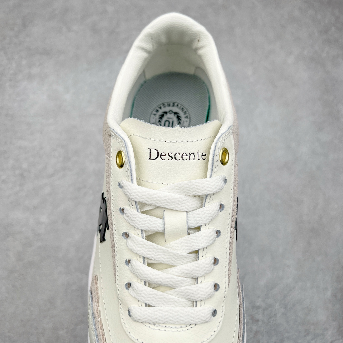 图片[5]-DESCENTE Sport Style Chron Racer迪桑特舒适百搭防滑耐磨低帮生活休闲鞋 是一款集复古与现代于一体的低帮跑步鞋 简洁的牛皮鞋面不仅彰显出时尚的质感 还适用于多种场合的穿搭 这款鞋子的透气性能极佳 轻质弹性鞋底则提供了良好的舒适度和耐磨性 使你在行走或跑步时都能感受到脚底的柔软与支撑 尺码：36 36.5 37.5 38 38.5 39 40 40.5 41 42 42.5 43 44 44.5 45-选品中心