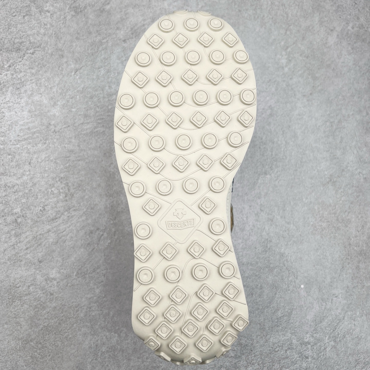 图片[9]-DESCENTE Sport Style Chron Racer迪桑特舒适百搭防滑耐磨低帮生活休闲鞋 是一款集复古与现代于一体的低帮跑步鞋 简洁的牛皮鞋面不仅彰显出时尚的质感 还适用于多种场合的穿搭 这款鞋子的透气性能极佳 轻质弹性鞋底则提供了良好的舒适度和耐磨性 使你在行走或跑步时都能感受到脚底的柔软与支撑 尺码：36 36.5 37.5 38 38.5 39 40 40.5 41 42 42.5 43 44 44.5 45-选品中心