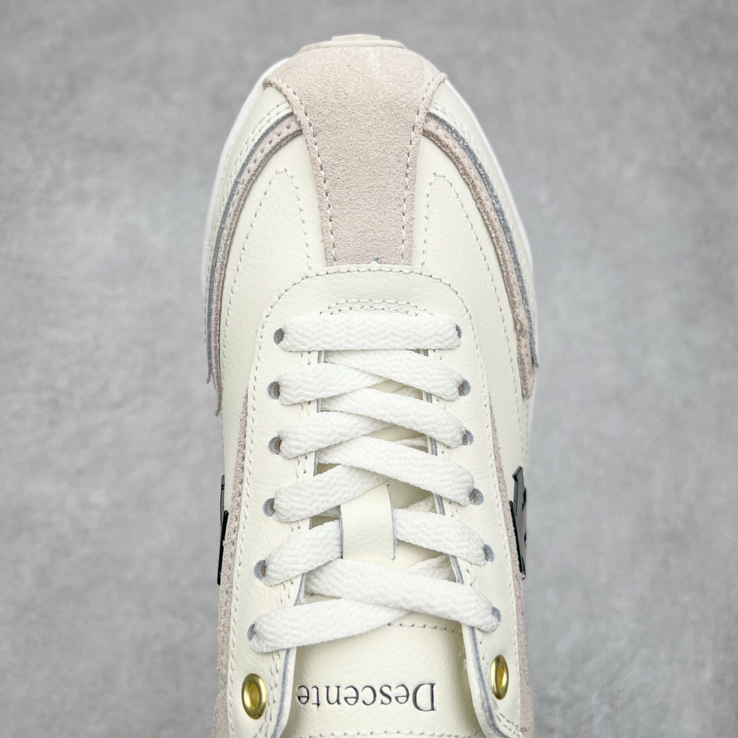 图片[4]-DESCENTE Sport Style Chron Racer迪桑特舒适百搭防滑耐磨低帮生活休闲鞋 是一款集复古与现代于一体的低帮跑步鞋 简洁的牛皮鞋面不仅彰显出时尚的质感 还适用于多种场合的穿搭 这款鞋子的透气性能极佳 轻质弹性鞋底则提供了良好的舒适度和耐磨性 使你在行走或跑步时都能感受到脚底的柔软与支撑 尺码：36 36.5 37.5 38 38.5 39 40 40.5 41 42 42.5 43 44 44.5 45-选品中心