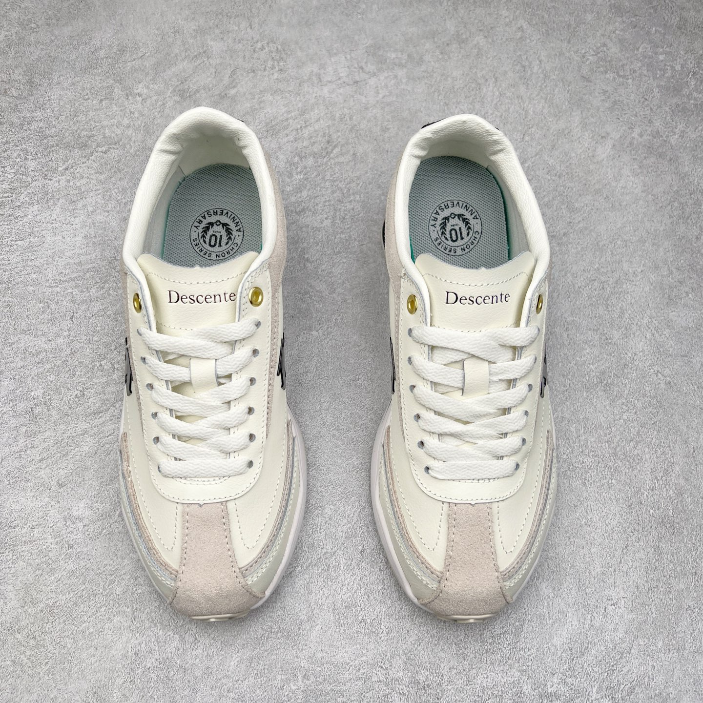 图片[2]-DESCENTE Sport Style Chron Racer迪桑特舒适百搭防滑耐磨低帮生活休闲鞋 是一款集复古与现代于一体的低帮跑步鞋 简洁的牛皮鞋面不仅彰显出时尚的质感 还适用于多种场合的穿搭 这款鞋子的透气性能极佳 轻质弹性鞋底则提供了良好的舒适度和耐磨性 使你在行走或跑步时都能感受到脚底的柔软与支撑 尺码：36 36.5 37.5 38 38.5 39 40 40.5 41 42 42.5 43 44 44.5 45-选品中心