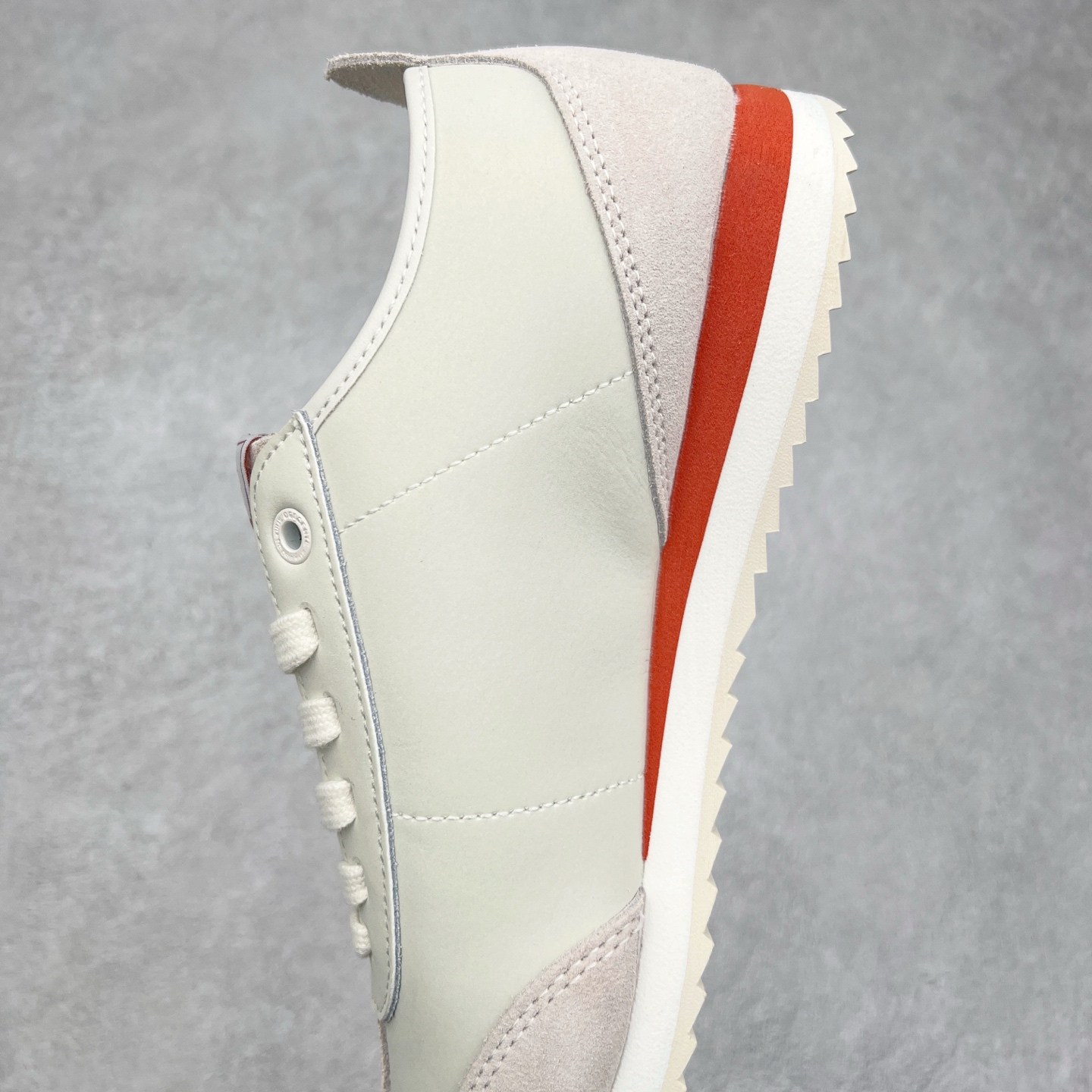 图片[7]-DESCENTE Sport Style Chron Racer迪桑特舒适百搭防滑耐磨低帮生活休闲鞋 是一款集复古与现代于一体的低帮跑步鞋 简洁的牛皮鞋面不仅彰显出时尚的质感 还适用于多种场合的穿搭 这款鞋子的透气性能极佳 轻质弹性鞋底则提供了良好的舒适度和耐磨性 使你在行走或跑步时都能感受到脚底的柔软与支撑 尺码：36 36.5 37.5 38 38.5 39 40 40.5 41 42 42.5 43 44 44.5 45-选品中心