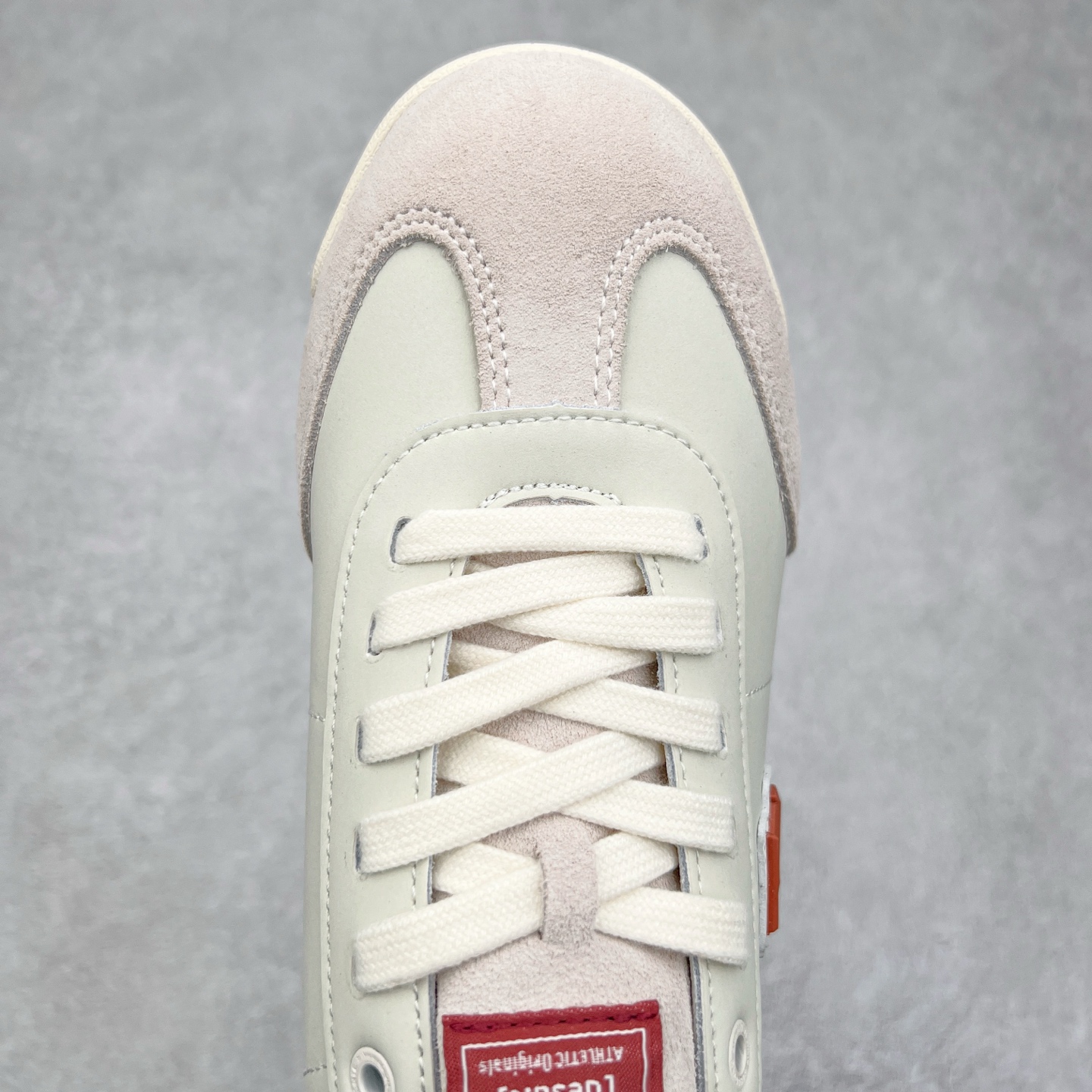 图片[4]-DESCENTE Sport Style Chron Racer迪桑特舒适百搭防滑耐磨低帮生活休闲鞋 是一款集复古与现代于一体的低帮跑步鞋 简洁的牛皮鞋面不仅彰显出时尚的质感 还适用于多种场合的穿搭 这款鞋子的透气性能极佳 轻质弹性鞋底则提供了良好的舒适度和耐磨性 使你在行走或跑步时都能感受到脚底的柔软与支撑 尺码：36 36.5 37.5 38 38.5 39 40 40.5 41 42 42.5 43 44 44.5 45-选品中心