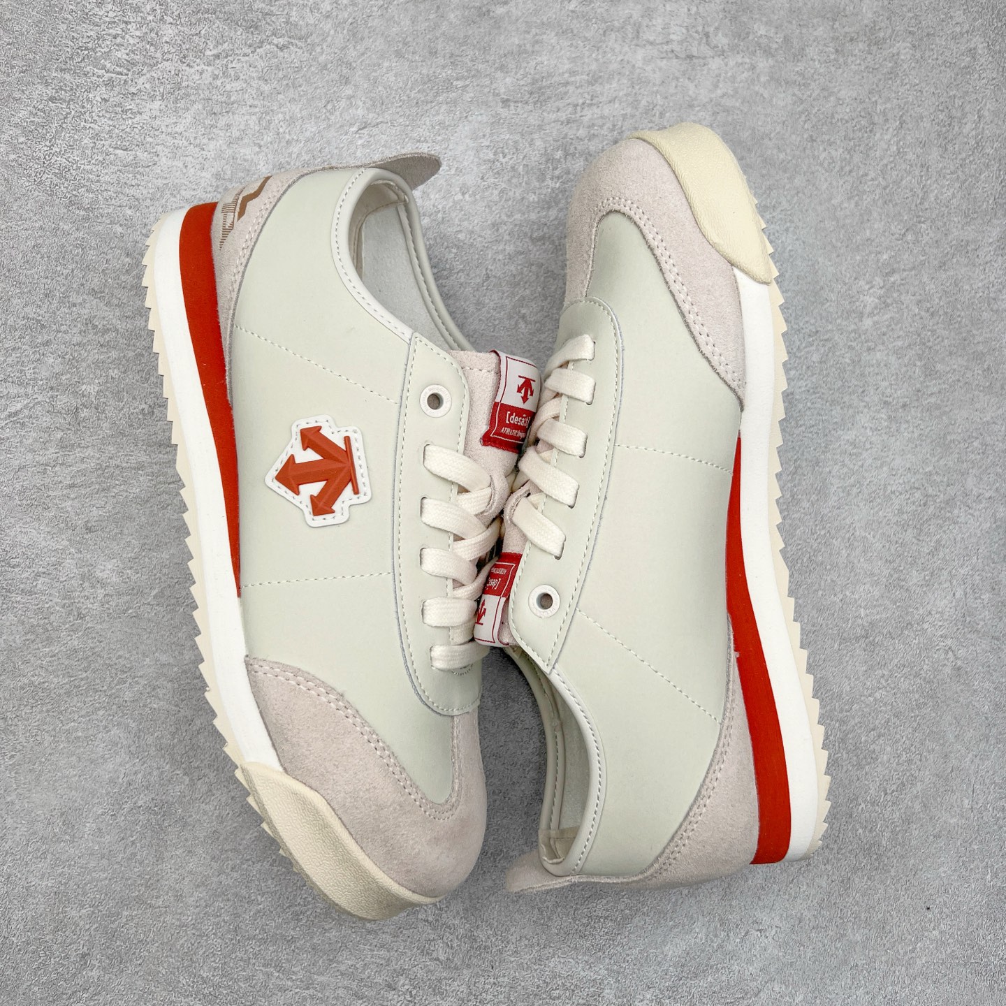 图片[3]-DESCENTE Sport Style Chron Racer迪桑特舒适百搭防滑耐磨低帮生活休闲鞋 是一款集复古与现代于一体的低帮跑步鞋 简洁的牛皮鞋面不仅彰显出时尚的质感 还适用于多种场合的穿搭 这款鞋子的透气性能极佳 轻质弹性鞋底则提供了良好的舒适度和耐磨性 使你在行走或跑步时都能感受到脚底的柔软与支撑 尺码：36 36.5 37.5 38 38.5 39 40 40.5 41 42 42.5 43 44 44.5 45-选品中心