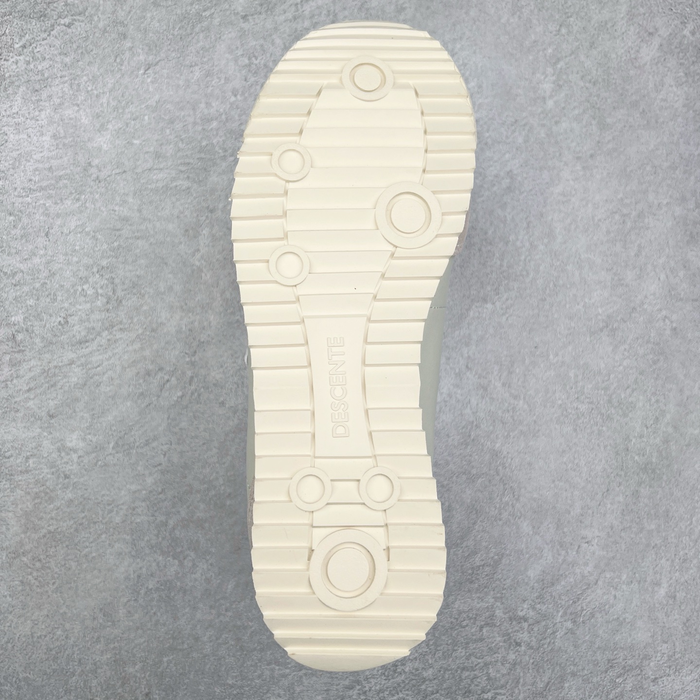 图片[9]-DESCENTE Sport Style Chron Racer迪桑特舒适百搭防滑耐磨低帮生活休闲鞋 是一款集复古与现代于一体的低帮跑步鞋 简洁的牛皮鞋面不仅彰显出时尚的质感 还适用于多种场合的穿搭 这款鞋子的透气性能极佳 轻质弹性鞋底则提供了良好的舒适度和耐磨性 使你在行走或跑步时都能感受到脚底的柔软与支撑 尺码：36 36.5 37.5 38 38.5 39 40 40.5 41 42 42.5 43 44 44.5 45-选品中心