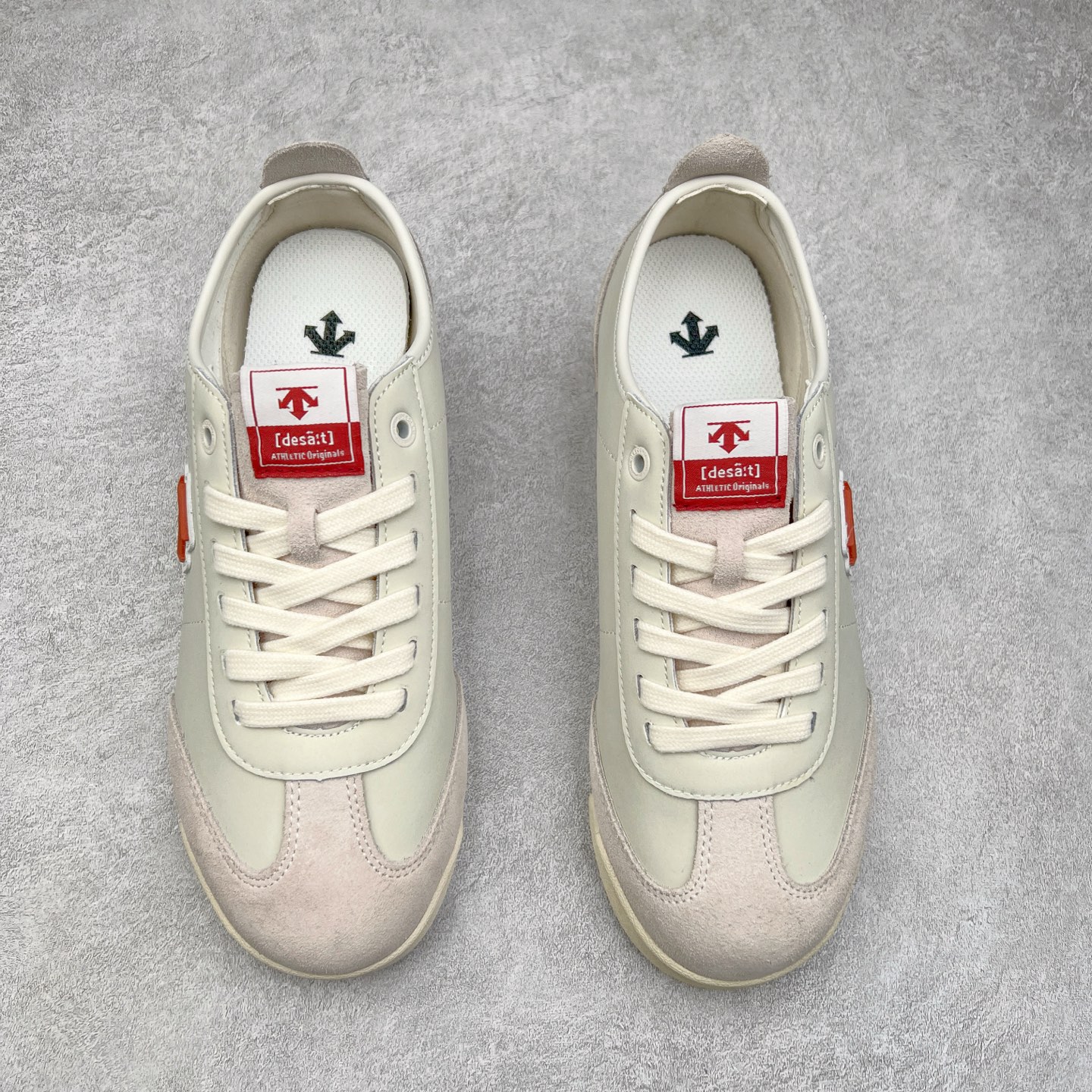 图片[2]-DESCENTE Sport Style Chron Racer迪桑特舒适百搭防滑耐磨低帮生活休闲鞋 是一款集复古与现代于一体的低帮跑步鞋 简洁的牛皮鞋面不仅彰显出时尚的质感 还适用于多种场合的穿搭 这款鞋子的透气性能极佳 轻质弹性鞋底则提供了良好的舒适度和耐磨性 使你在行走或跑步时都能感受到脚底的柔软与支撑 尺码：36 36.5 37.5 38 38.5 39 40 40.5 41 42 42.5 43 44 44.5 45-选品中心