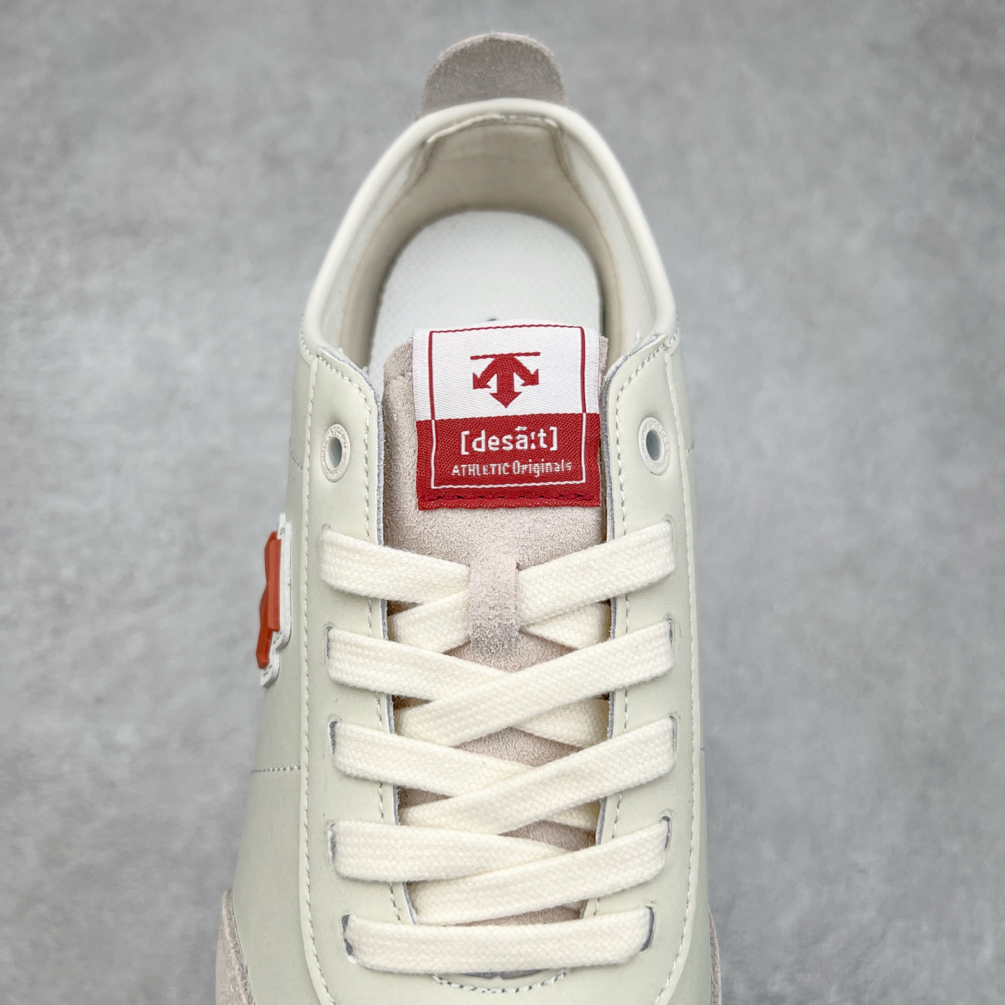 图片[5]-DESCENTE Sport Style Chron Racer迪桑特舒适百搭防滑耐磨低帮生活休闲鞋 是一款集复古与现代于一体的低帮跑步鞋 简洁的牛皮鞋面不仅彰显出时尚的质感 还适用于多种场合的穿搭 这款鞋子的透气性能极佳 轻质弹性鞋底则提供了良好的舒适度和耐磨性 使你在行走或跑步时都能感受到脚底的柔软与支撑 尺码：36 36.5 37.5 38 38.5 39 40 40.5 41 42 42.5 43 44 44.5 45-选品中心