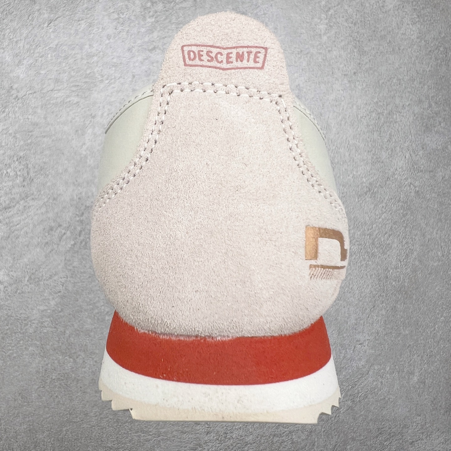 图片[8]-DESCENTE Sport Style Chron Racer迪桑特舒适百搭防滑耐磨低帮生活休闲鞋 是一款集复古与现代于一体的低帮跑步鞋 简洁的牛皮鞋面不仅彰显出时尚的质感 还适用于多种场合的穿搭 这款鞋子的透气性能极佳 轻质弹性鞋底则提供了良好的舒适度和耐磨性 使你在行走或跑步时都能感受到脚底的柔软与支撑 尺码：36 36.5 37.5 38 38.5 39 40 40.5 41 42 42.5 43 44 44.5 45-选品中心