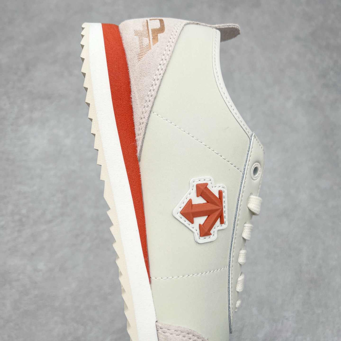 图片[6]-DESCENTE Sport Style Chron Racer迪桑特舒适百搭防滑耐磨低帮生活休闲鞋 是一款集复古与现代于一体的低帮跑步鞋 简洁的牛皮鞋面不仅彰显出时尚的质感 还适用于多种场合的穿搭 这款鞋子的透气性能极佳 轻质弹性鞋底则提供了良好的舒适度和耐磨性 使你在行走或跑步时都能感受到脚底的柔软与支撑 尺码：36 36.5 37.5 38 38.5 39 40 40.5 41 42 42.5 43 44 44.5 45-选品中心