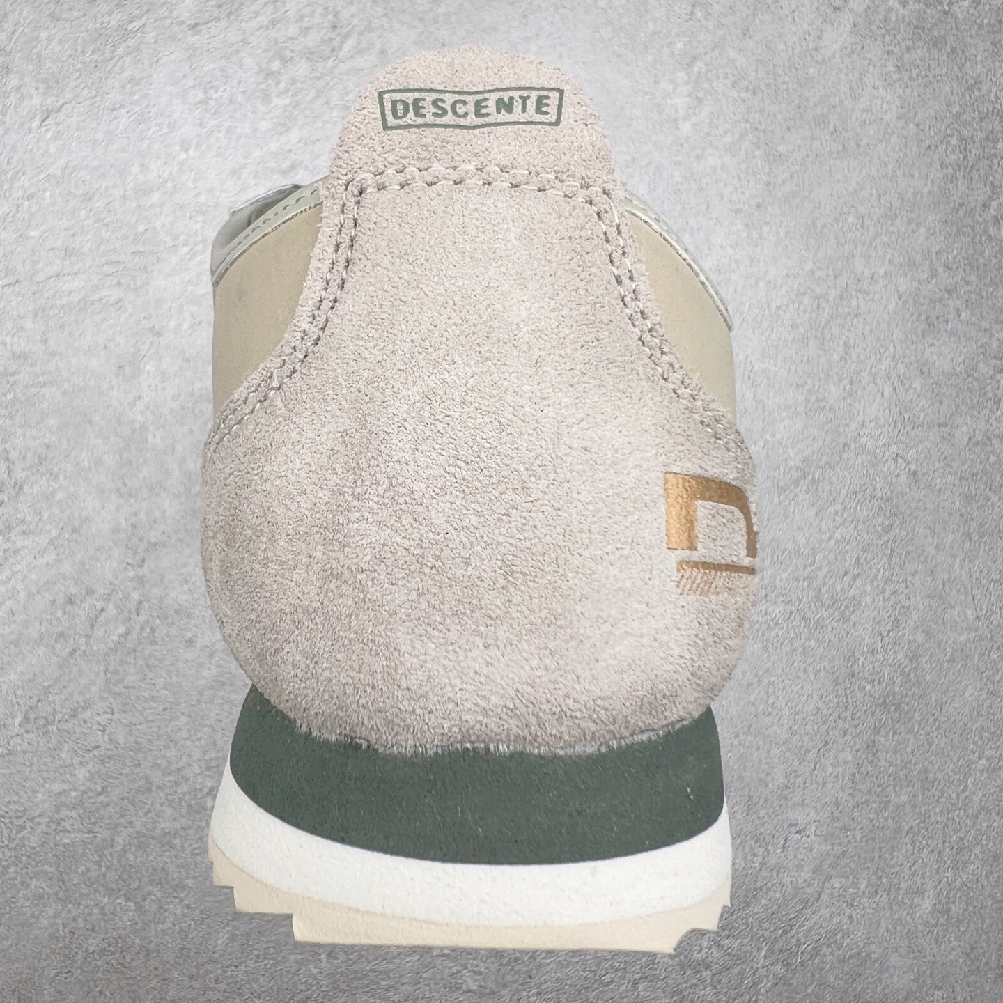 图片[8]-DESCENTE Sport Style Chron Racer迪桑特舒适百搭防滑耐磨低帮生活休闲鞋 是一款集复古与现代于一体的低帮跑步鞋 简洁的牛皮鞋面不仅彰显出时尚的质感 还适用于多种场合的穿搭 这款鞋子的透气性能极佳 轻质弹性鞋底则提供了良好的舒适度和耐磨性 使你在行走或跑步时都能感受到脚底的柔软与支撑 尺码：36 36.5 37.5 38 38.5 39 40 40.5 41 42 42.5 43 44 44.5 45-选品中心